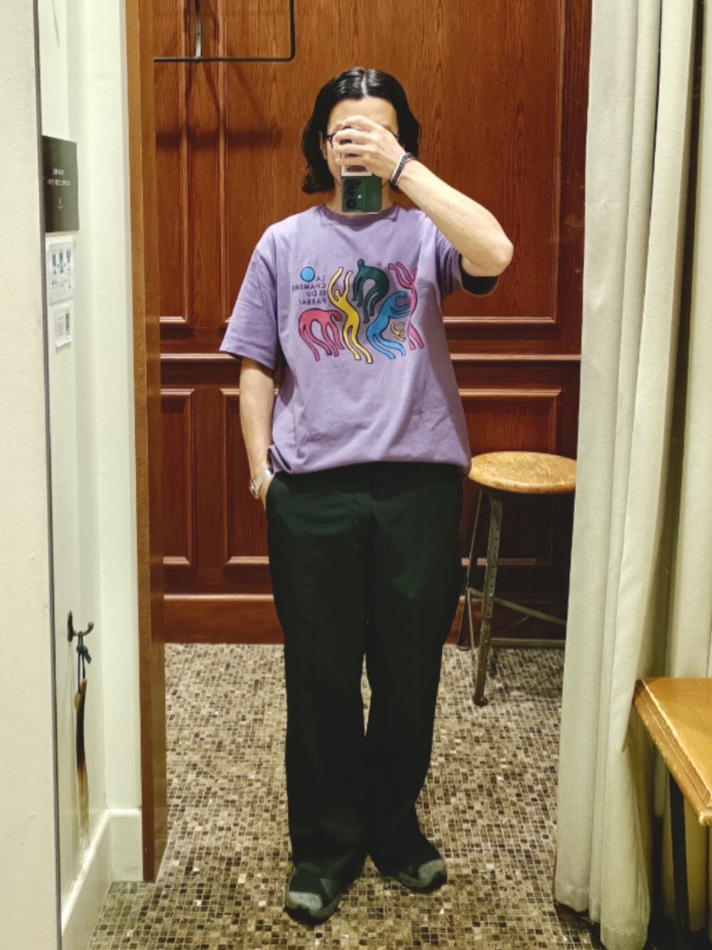 パープル系のTシャツ/カットソー、ブルー系のスラックス、ブラック系のサンダルを着用したメンズの夏コーディネートの2枚目の写真