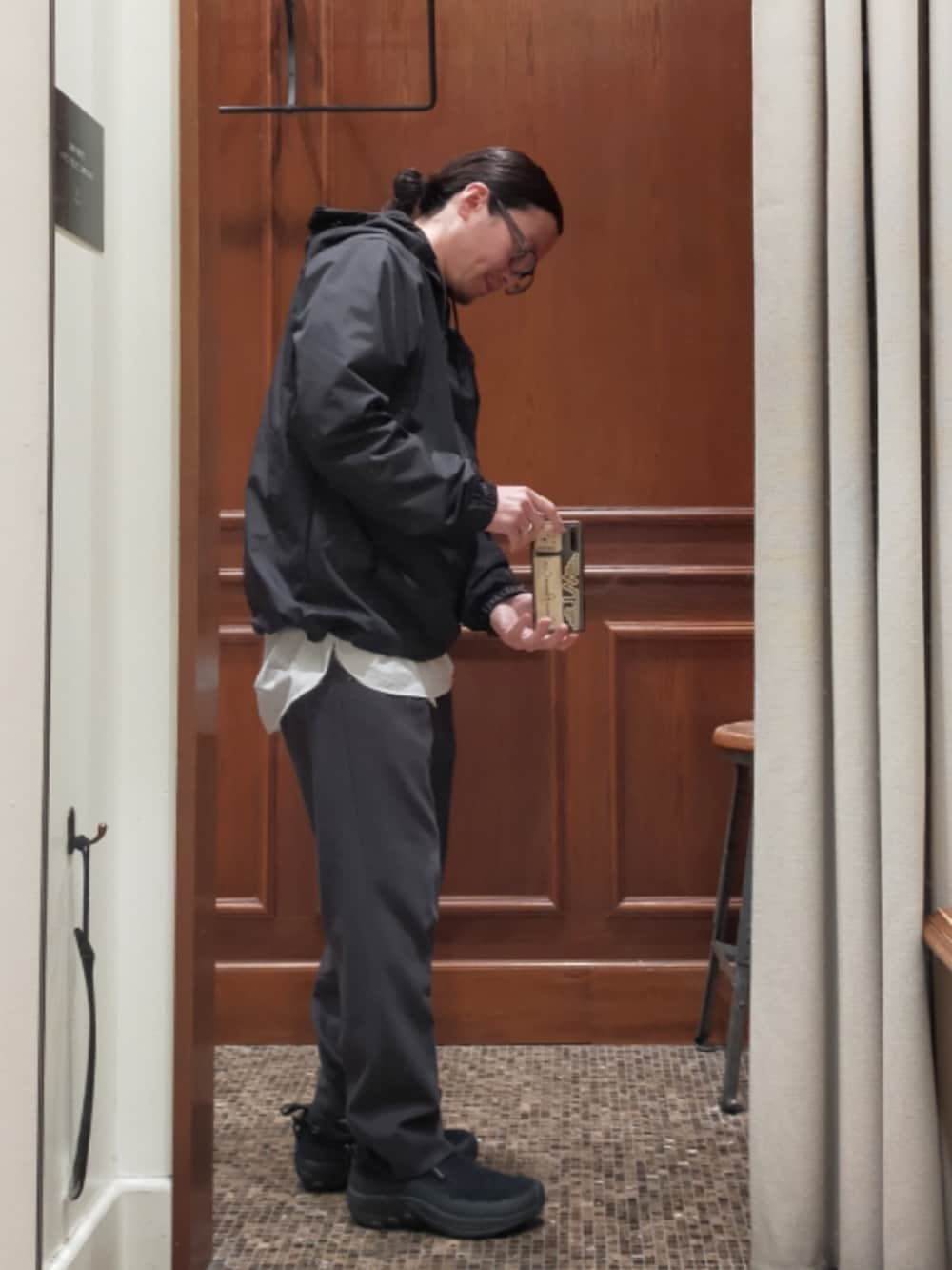 ブラック系のジャケット/アウター、ホワイト系のシャツ/ブラウス、グレー系のスラックスを着用したメンズの冬コーディネートの3枚目の写真