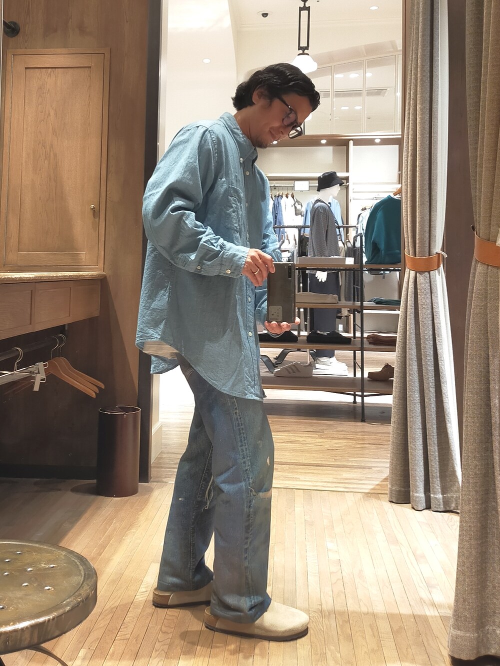 「シャツスタイル、古着、BROOKS BROTHERS、スウエットパンツ、転写プリント、TALKING ABOUT THE ABSTRACTION、サンダル、birkenstock、boston、オトナカジュアル、シンプル、ootd、ブルー、ワントーンコーデ、秋のコーデ」｜「BROOKS BROTHERSのアイテム（シャツ/ブラウス、ブルー系）」を使った、D.nakamuraさん（メンズ・170cm）の秋コーディネートの2枚目の写真