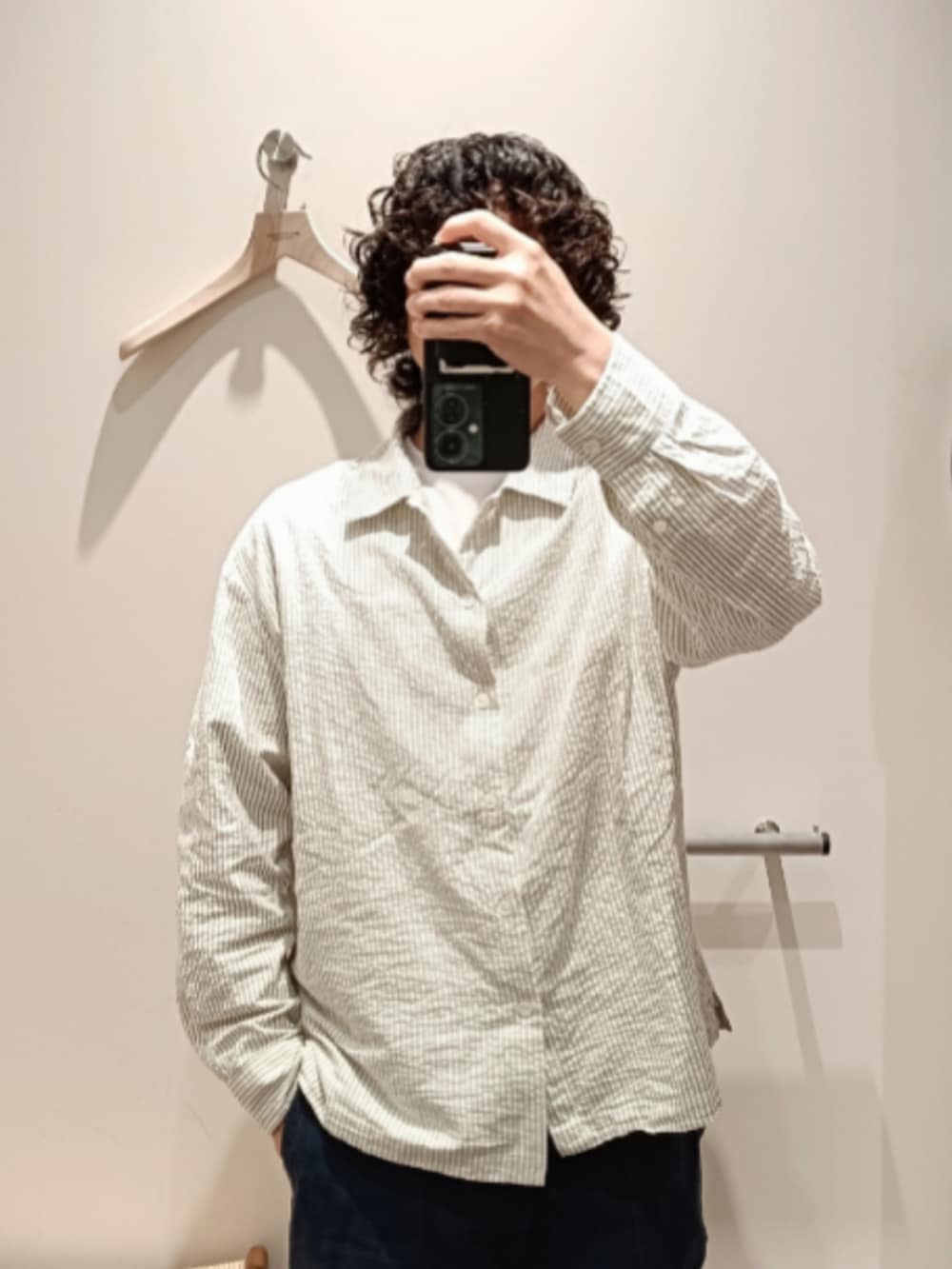 ホワイト系のシャツ/ブラウス、ブルー系のパンツ、グレー系のスニーカーを着用したメンズの夏コーディネートの2枚目の写真