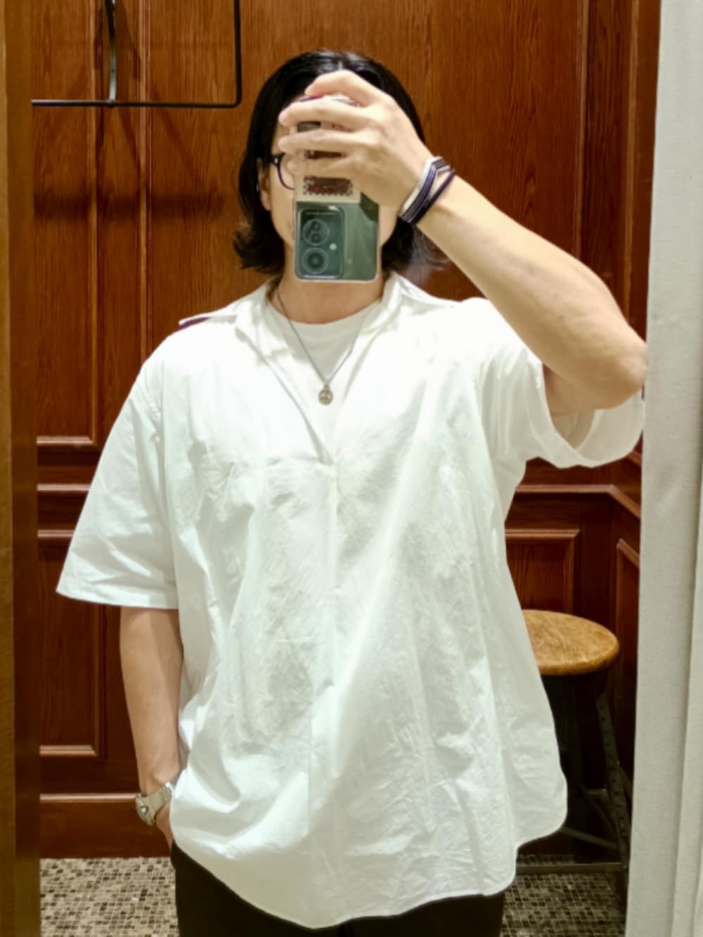 ホワイト系のシャツ/ブラウス、ブラウン系のパンツ、グレー系のスリッポンを着用したメンズの夏コーディネートの3枚目の写真