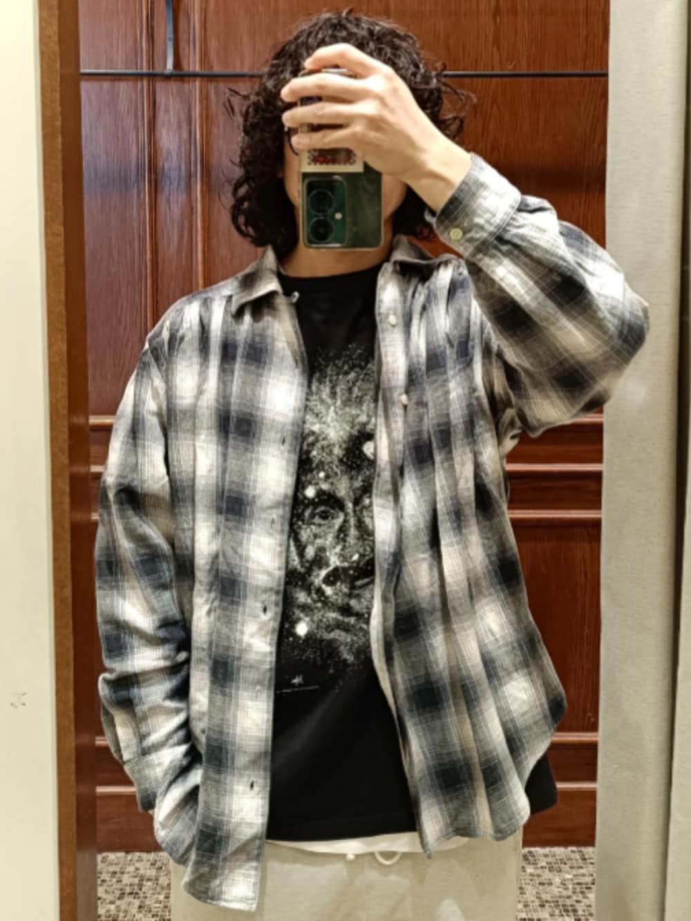 ブラック系のTシャツ/カットソー、ブラック系のシャツ/ブラウス、グレー系のスウェットパンツを着用したメンズの冬コーディネートの3枚目の写真