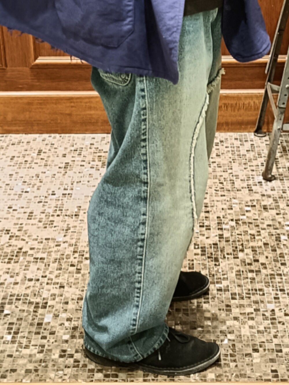 ブルー系のジャケット/アウター、ブラック系のTシャツ/カットソー、ブルー系のデニムパンツを着用したメンズの冬コーディネートの4枚目の写真