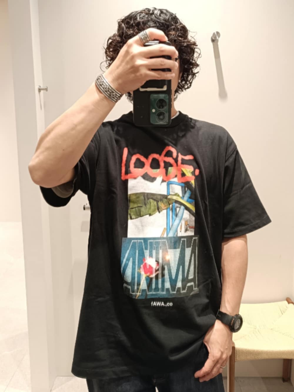 ブラック系のTシャツ/カットソー、ブルー系のデニムパンツ、ブラック系のローファーを着用したメンズの夏コーディネートの2枚目の写真