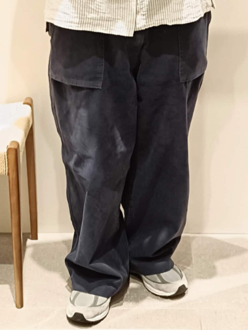 ホワイト系のシャツ/ブラウス、ブルー系のパンツ、グレー系のスニーカーを着用したメンズの夏コーディネートの3枚目の写真