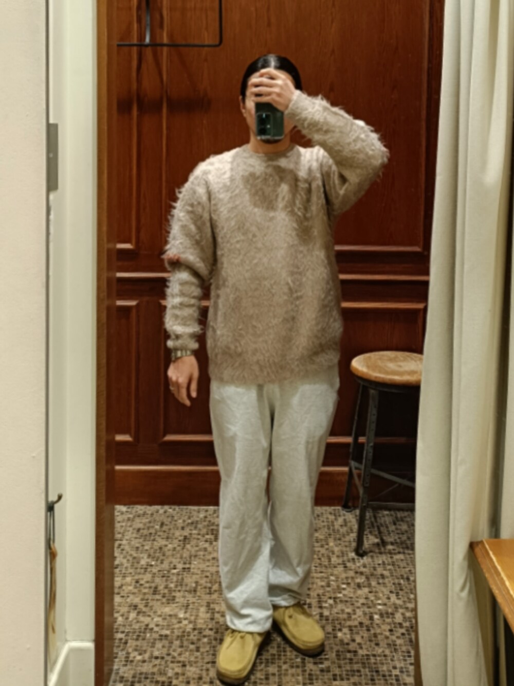 ベージュ系のニット/セーター、グレー系のスウェットパンツ、ベージュ系のブーツを着用したメンズの冬コーディネートの2枚目の写真