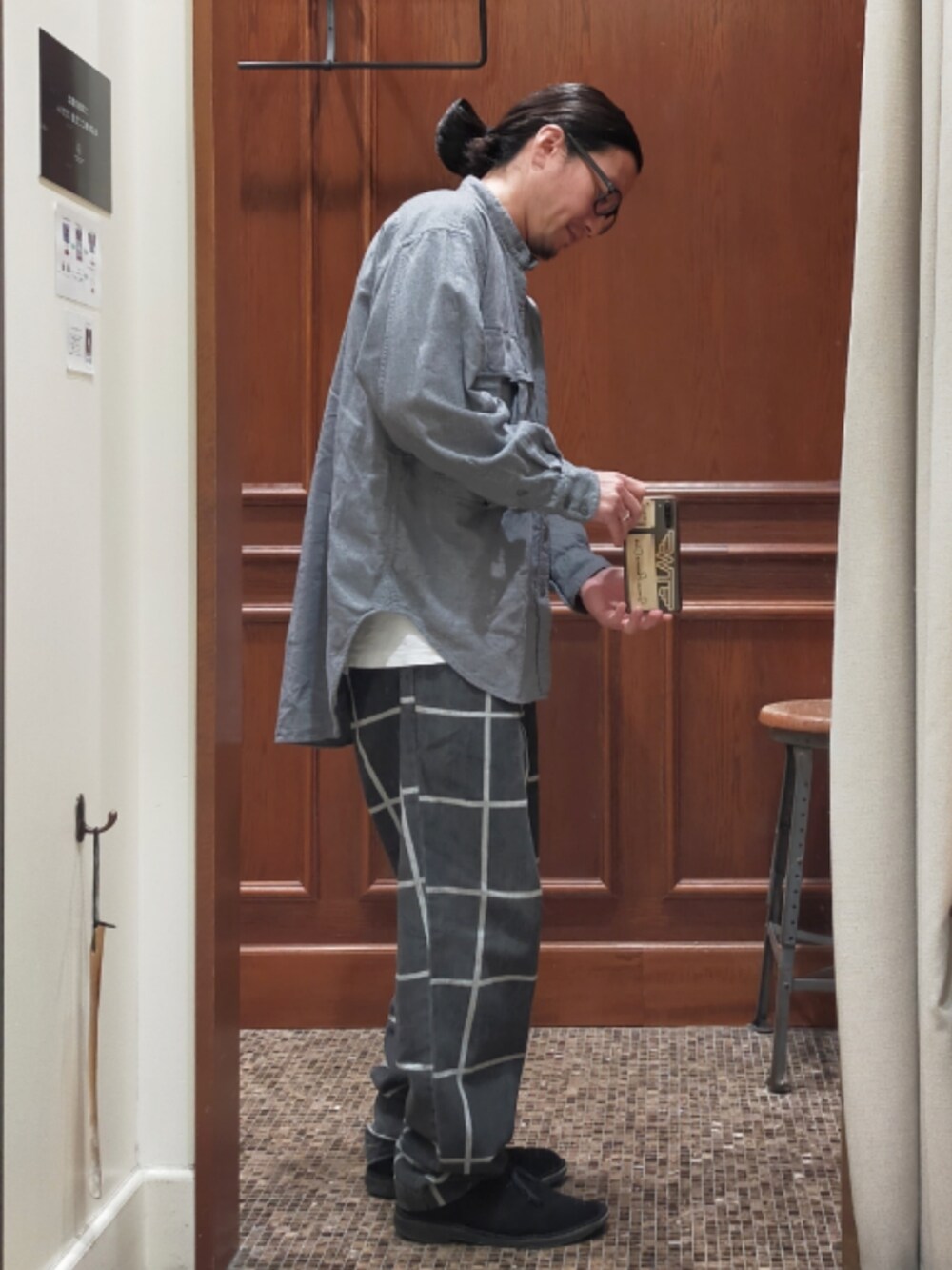 グレー系のシャツ/ブラウス、ブラック系のパンツ、ブラック系のブーツを着用したメンズの秋コーディネートの3枚目の写真