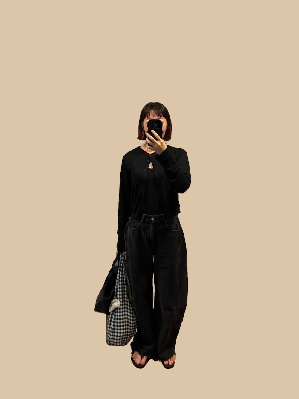 ブラック系のカーディガン/ボレロ、ブラック系のデニムパンツを着用したレディースの夏コーディネートの2枚目の写真