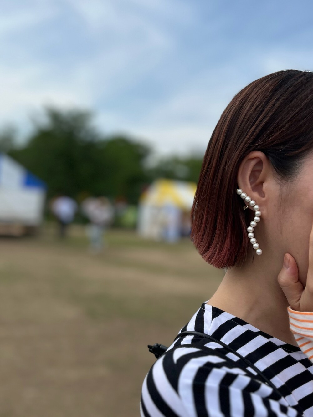 ブラック系のTシャツ/カットソー、シルバー系のスニーカー、シルバー系のバッグを着用したレディースの春コーディネートの4枚目の写真