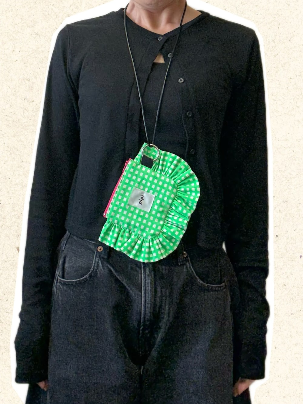 ブラック系のカーディガン/ボレロ、ブラック系のデニムパンツ、その他のバッグを着用したレディースの秋コーディネートの3枚目の写真