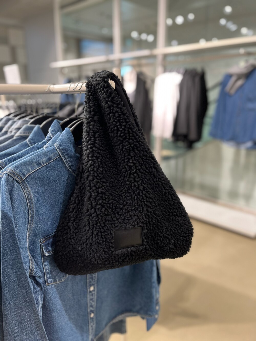 ブラック系のショルダーバッグ、ブラック系のスカート、ブラック系のバッグを着用したレディースの冬コーディネートの4枚目の写真