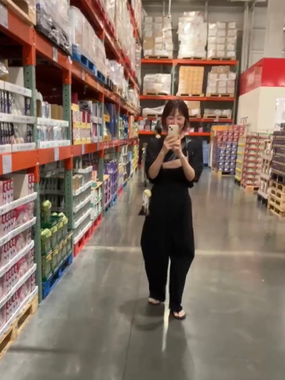 ブラック系のTシャツ/カットソー、ブラック系のショルダーバッグを着用したレディースの秋コーディネートの2枚目の写真