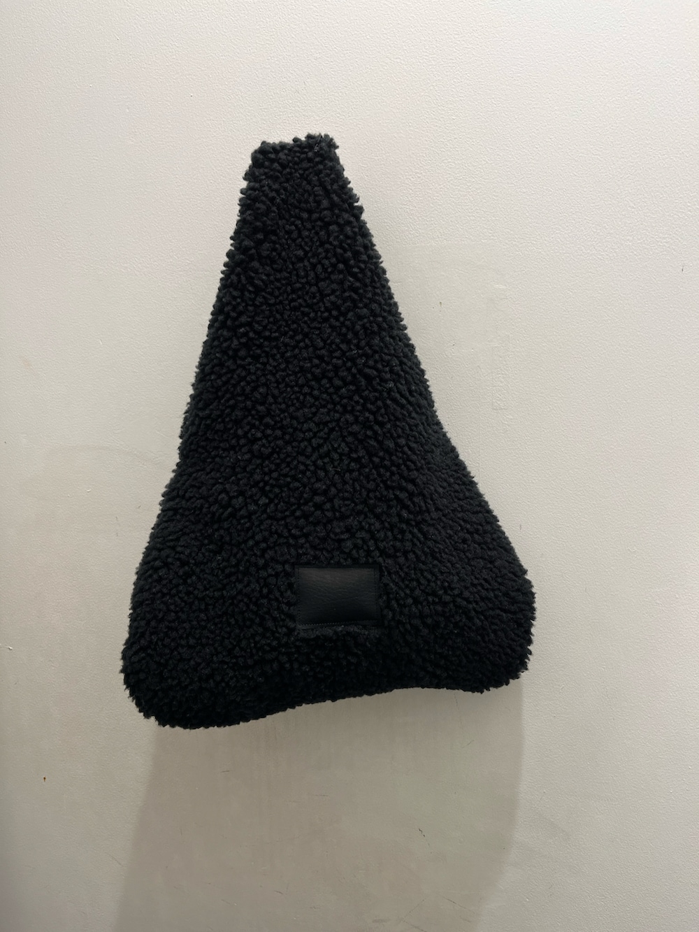 ブラック系のニット/セーター、ブラック系のバッグ、ブラック系のスカートを着用したレディースの冬コーディネートの3枚目の写真