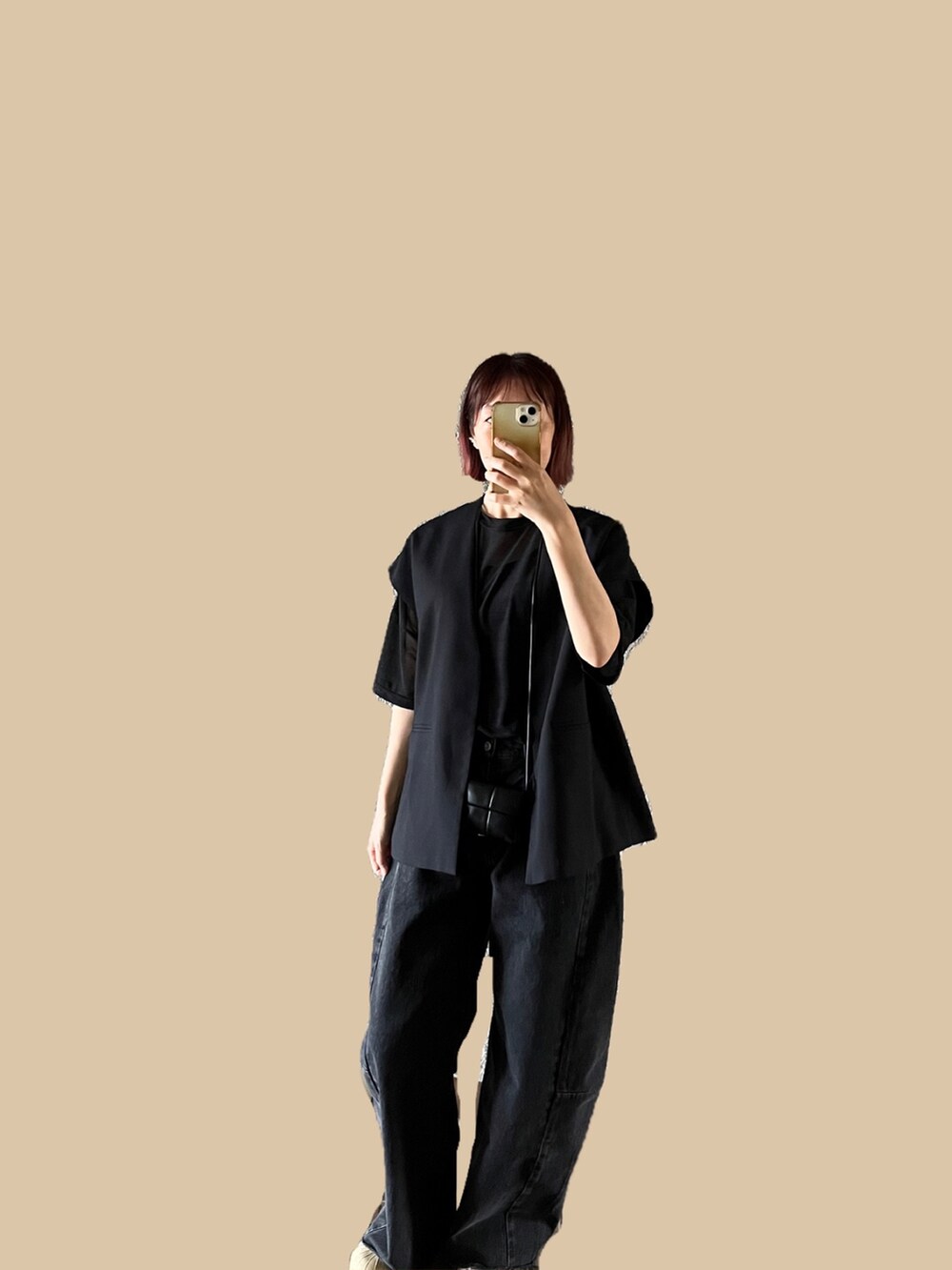 ブラック系のTシャツ/カットソー、ブラック系のデニムパンツ、ブラック系のショルダーバッグを着用したレディースの春コーディネートの2枚目の写真