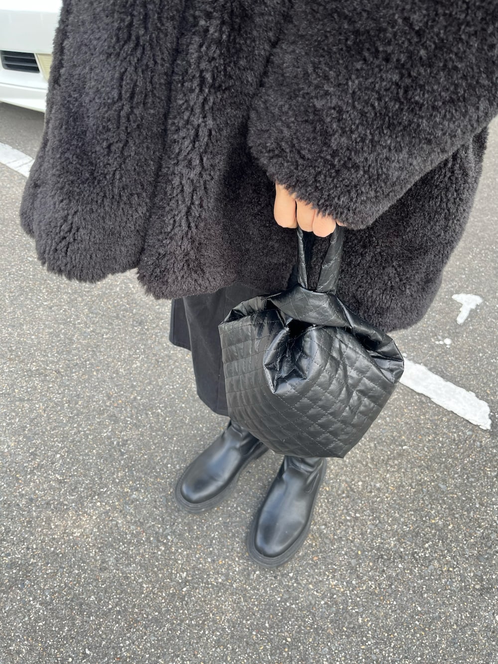 ブラック系のその他アウター、ブラック系のTシャツ/カットソー、ブラック系のジャンパースカートを着用したレディースの冬コーディネートの3枚目の写真