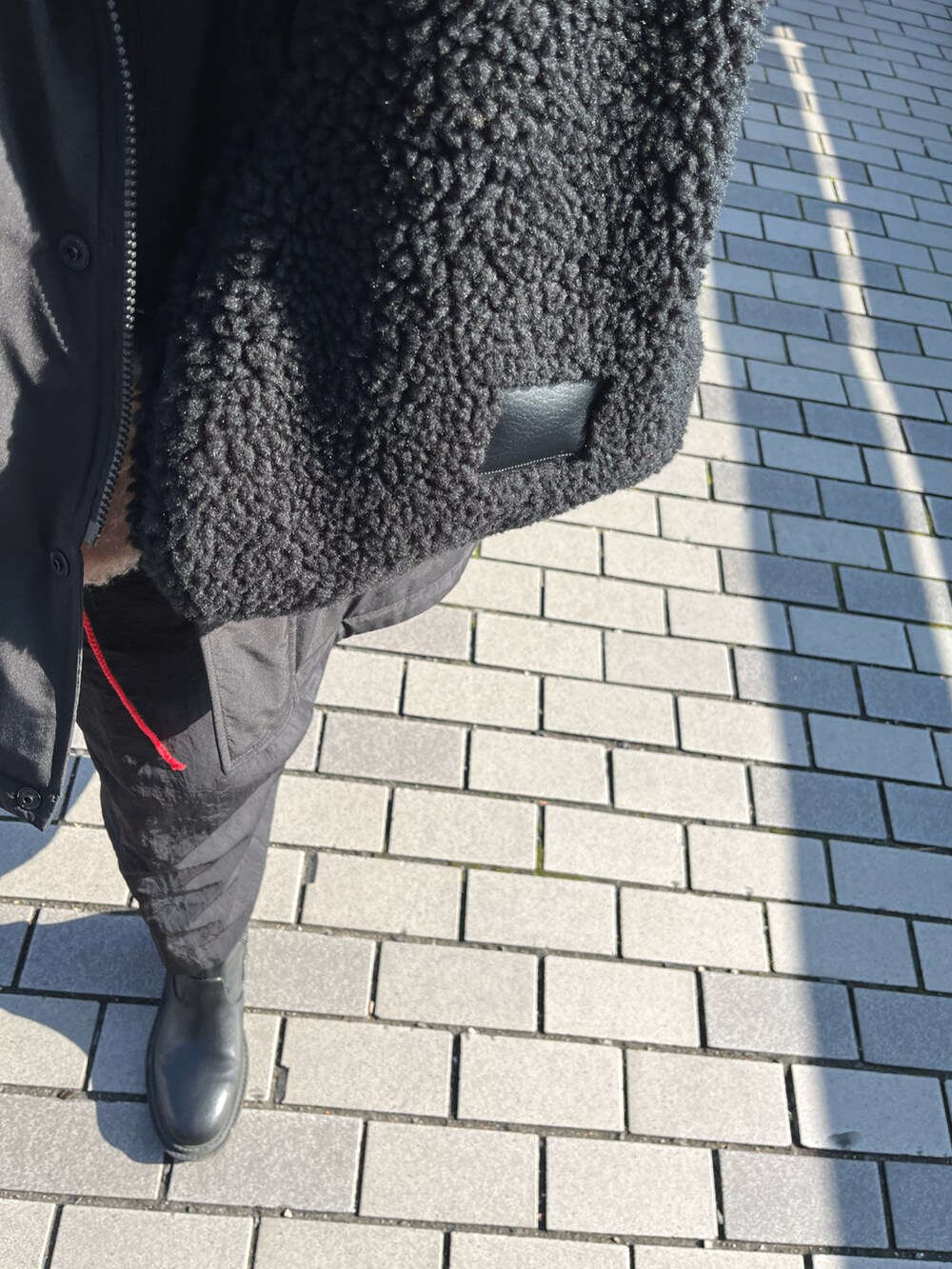 ベージュ系のカーディガン/ボレロ、ブラック系のバッグ、ブラック系のスカートを着用したレディースの冬コーディネートの3枚目の写真