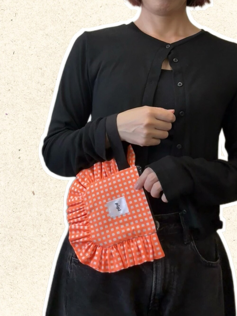 ブラック系のカーディガン/ボレロ、ブラック系のデニムパンツ、その他のバッグを着用したレディースの秋コーディネートの5枚目の写真