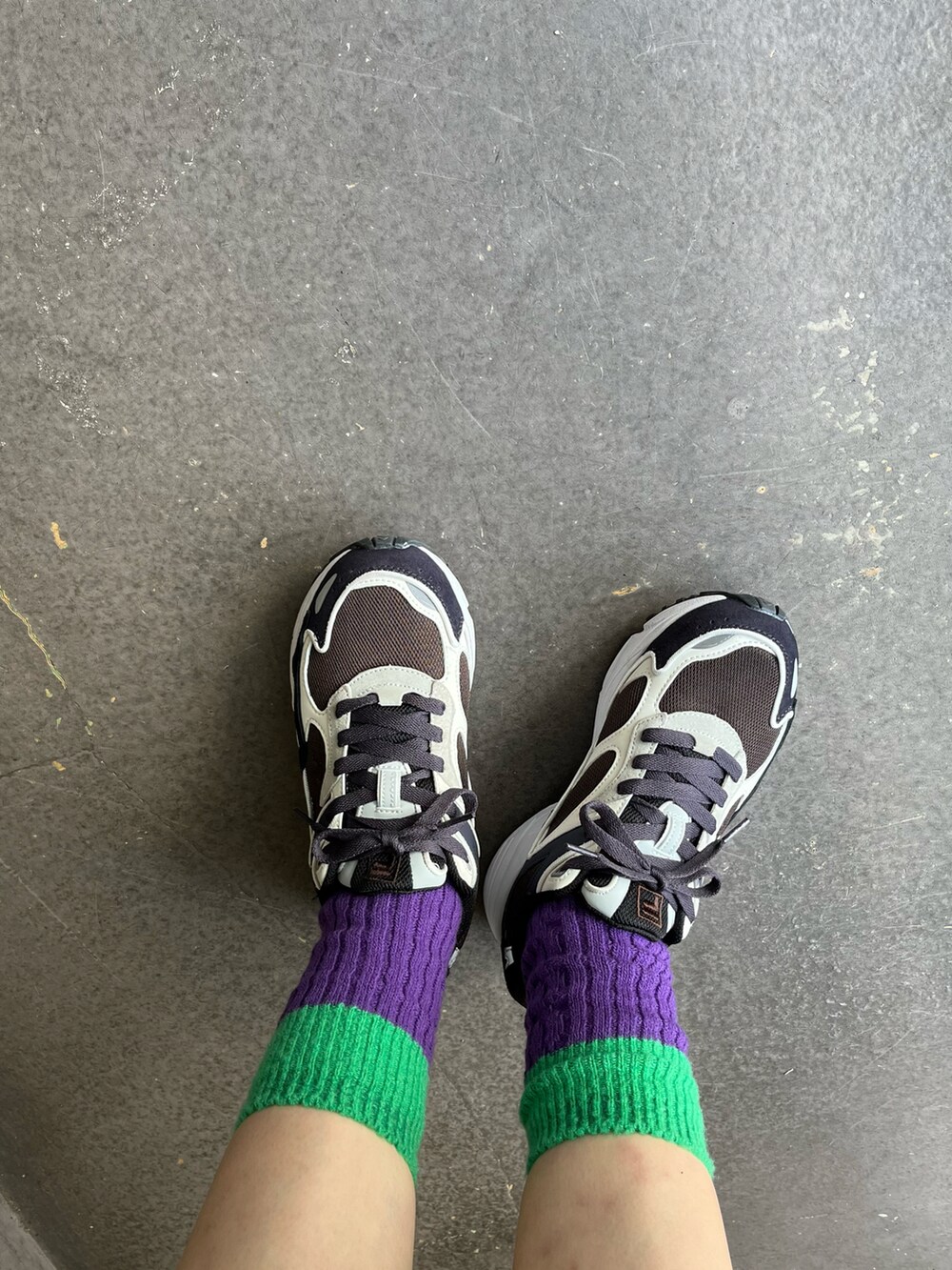 ブラック系のスニーカー、ブルー系のスニーカー、ホワイト系のスニーカーを着用したレディースの春コーディネートの5枚目の写真