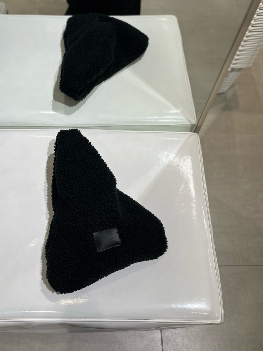 ブラック系のニット/セーター、ブラック系のバッグ、ブラック系のスカートを着用したレディースの冬コーディネートの2枚目の写真