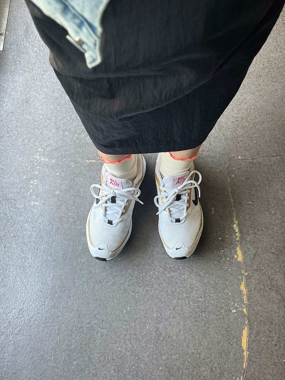 ブラック系のスニーカー、ブルー系のスニーカー、ホワイト系のスニーカーを着用したレディースの春コーディネートの3枚目の写真