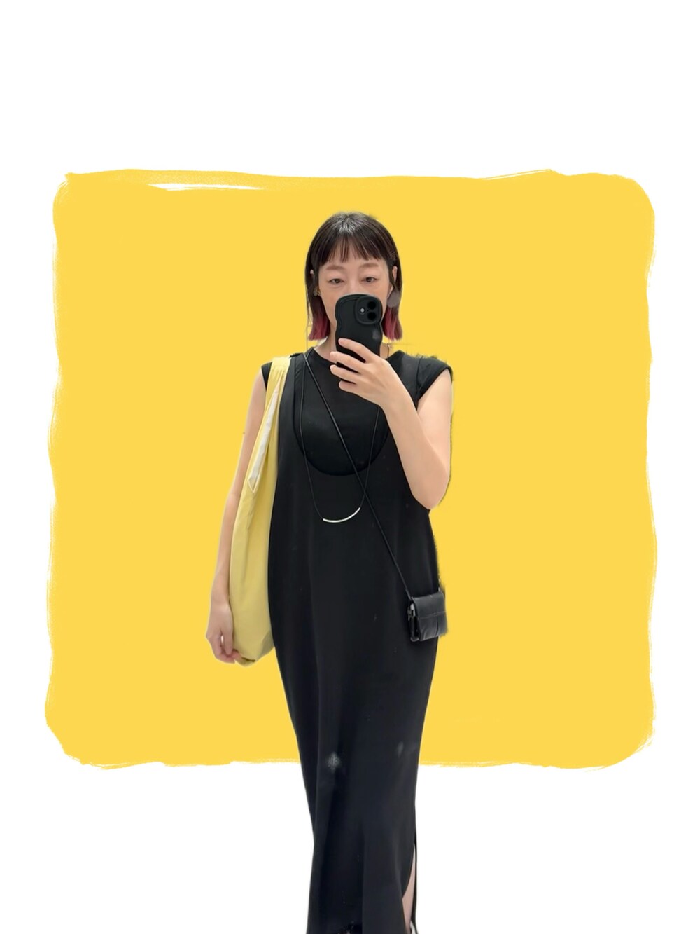 ブラック系のスニーカー、ブラック系のショルダーバッグ、ブラック系のTシャツ/カットソーを着用したレディースの夏コーディネートの3枚目の写真