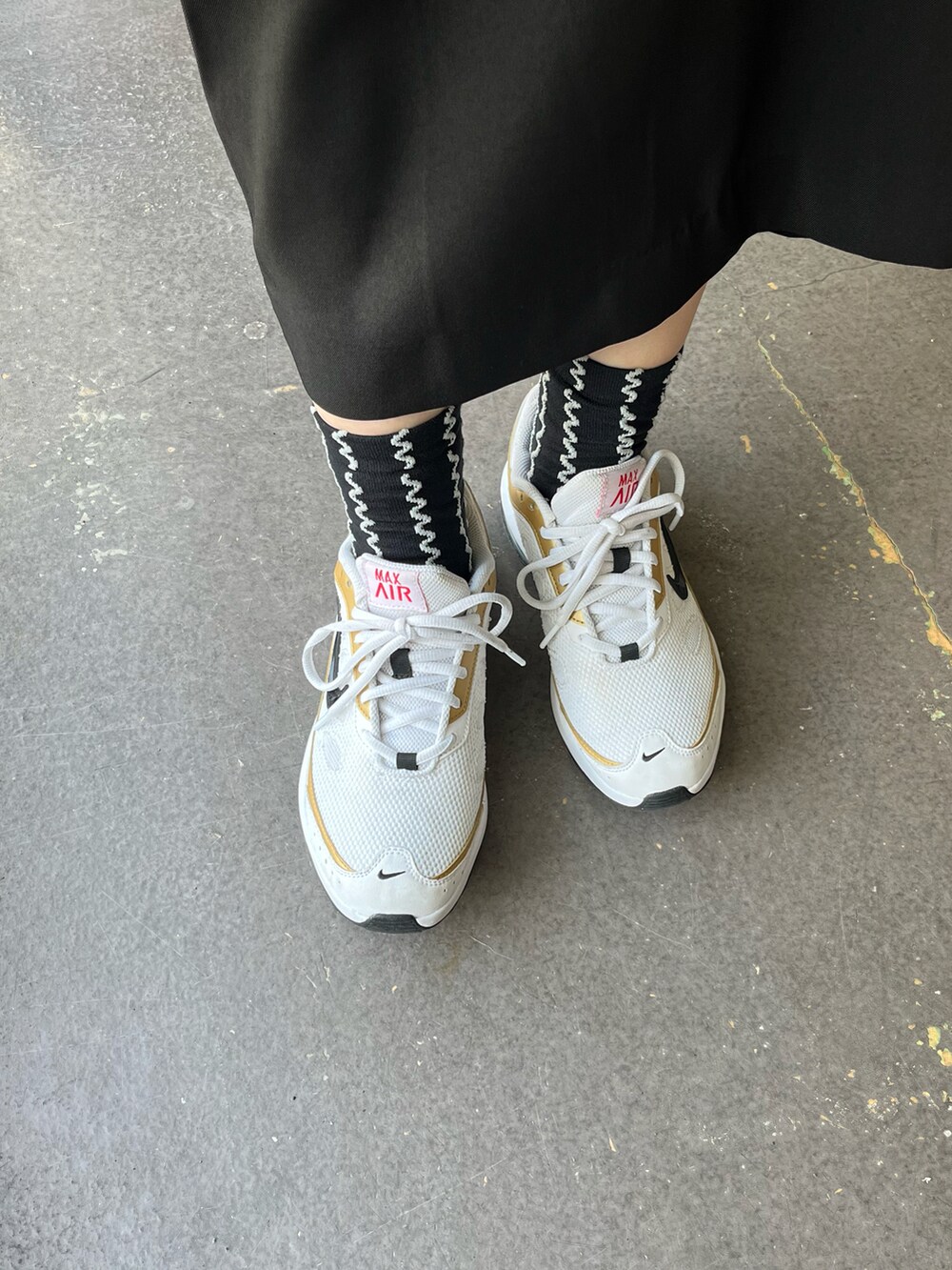 ブラック系のスニーカー、ブルー系のスニーカー、ホワイト系のスニーカーを着用したレディースの春コーディネートの4枚目の写真