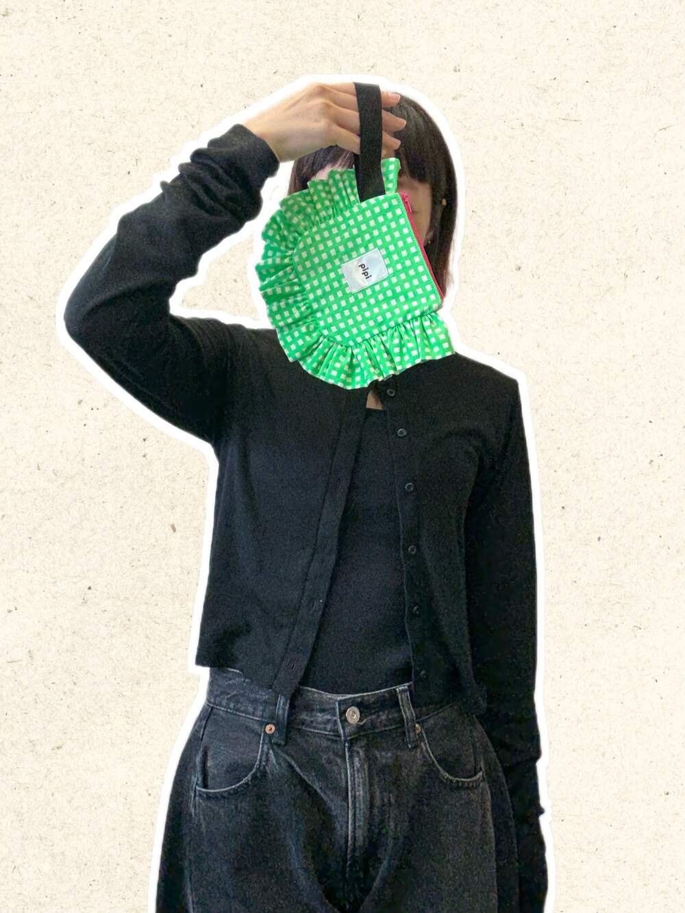 ブラック系のカーディガン/ボレロ、ブラック系のデニムパンツ、その他のバッグを着用したレディースの秋コーディネートの4枚目の写真