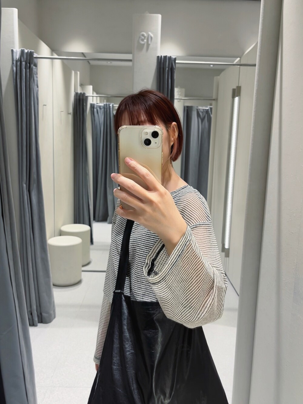 ホワイト系のTシャツ/カットソー、ブラック系のショルダーバッグ、ブラック系のスカートを着用したレディースの春コーディネートの2枚目の写真