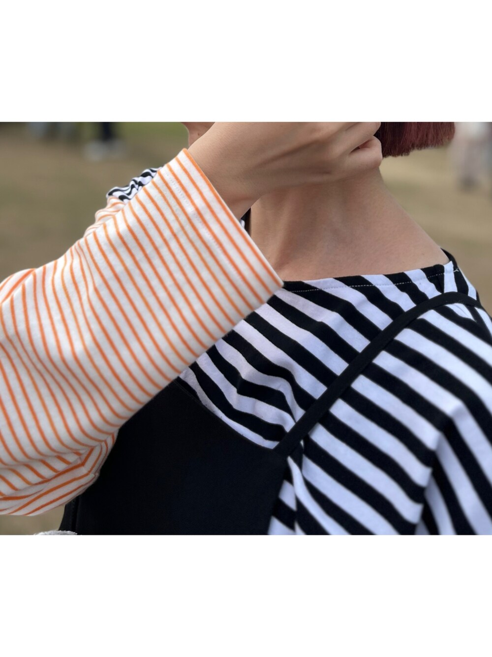 ブラック系のTシャツ/カットソー、シルバー系のスニーカー、シルバー系のバッグを着用したレディースの春コーディネートの2枚目の写真