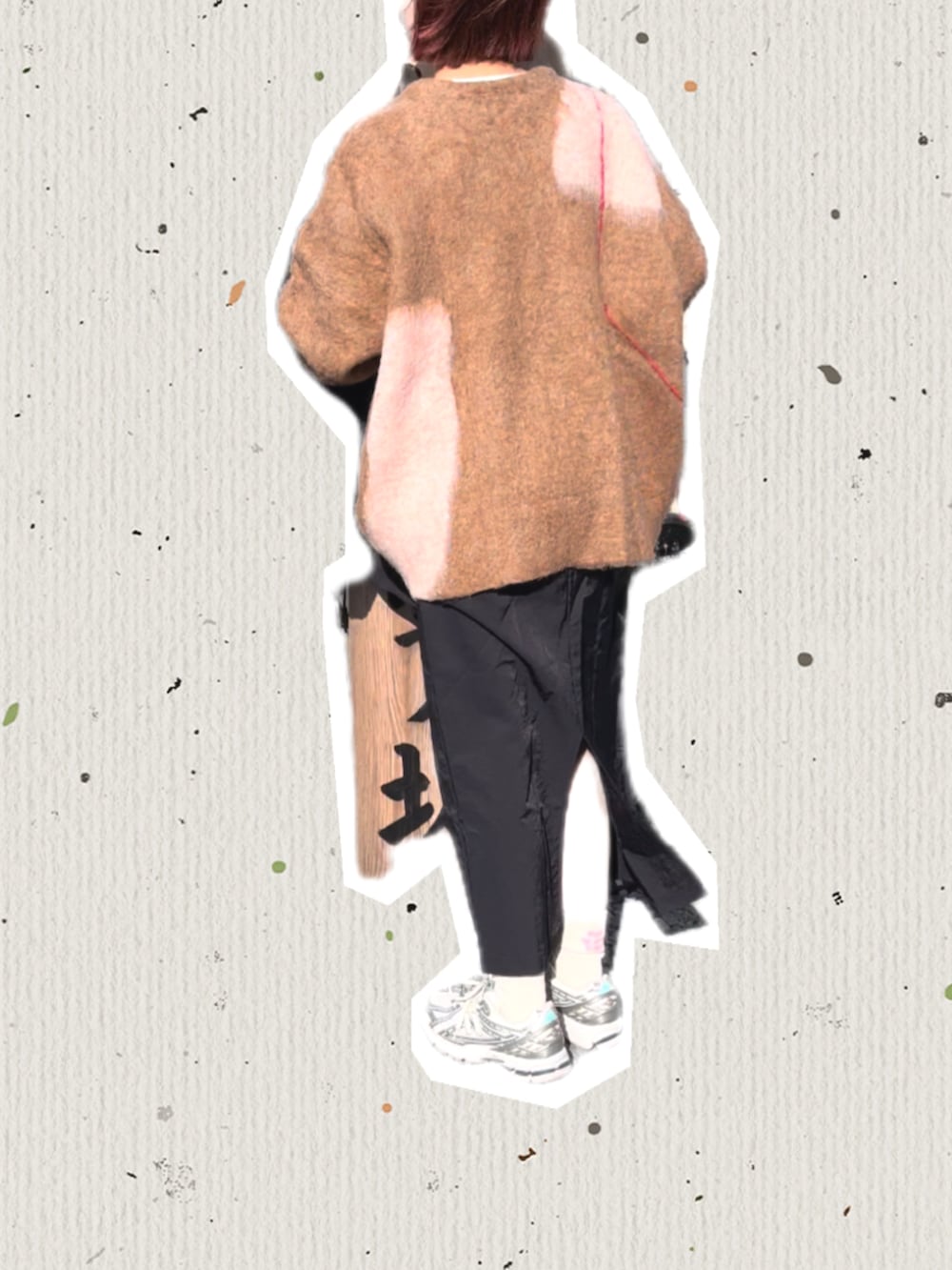 ベージュ系のカーディガン/ボレロ、ブラック系のショルダーバッグ、ブラック系のスカートを着用したレディースの冬コーディネートの2枚目の写真