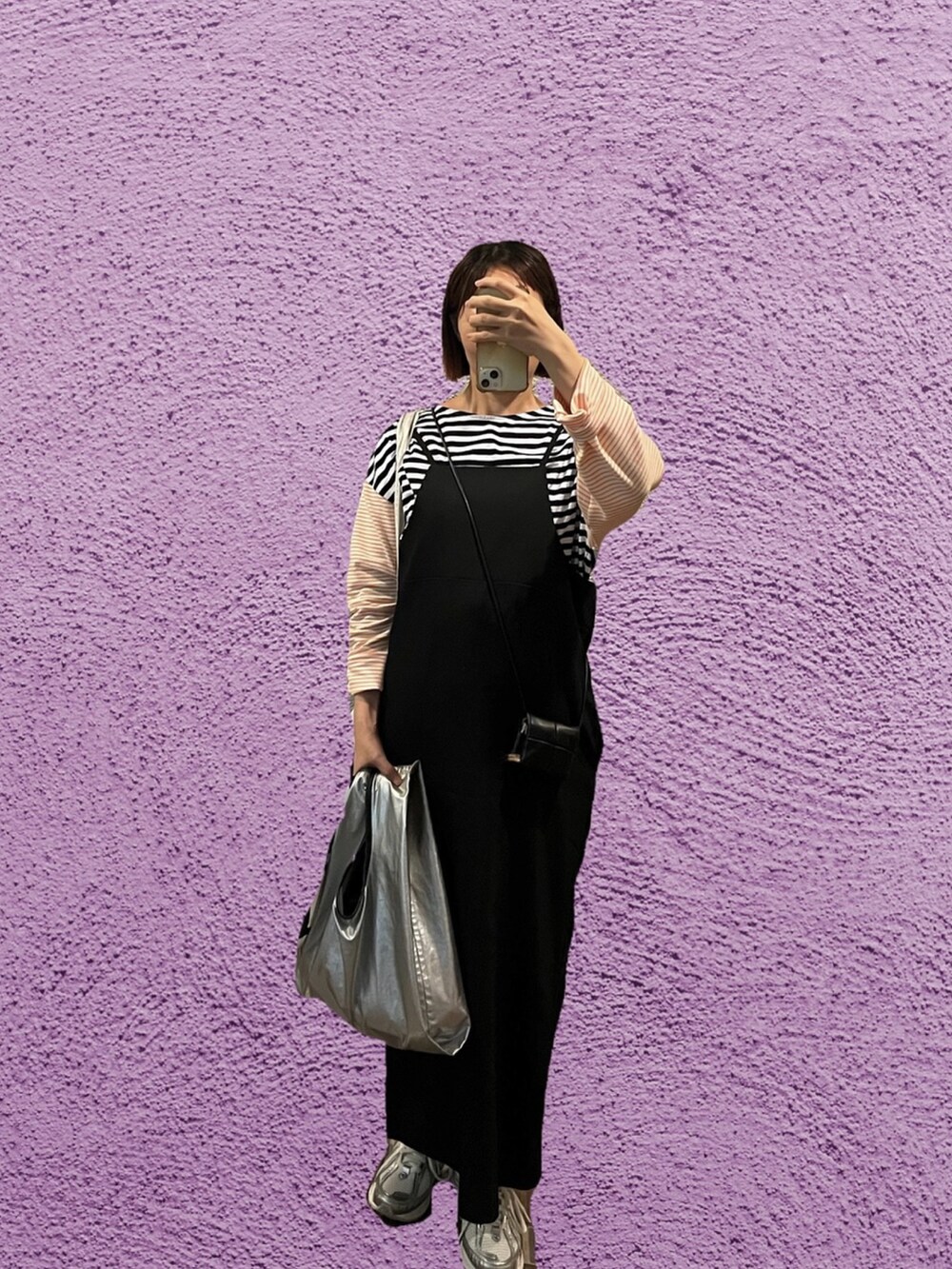 ブラック系のTシャツ/カットソー、シルバー系のスニーカー、シルバー系のバッグを着用したレディースの春コーディネートの5枚目の写真