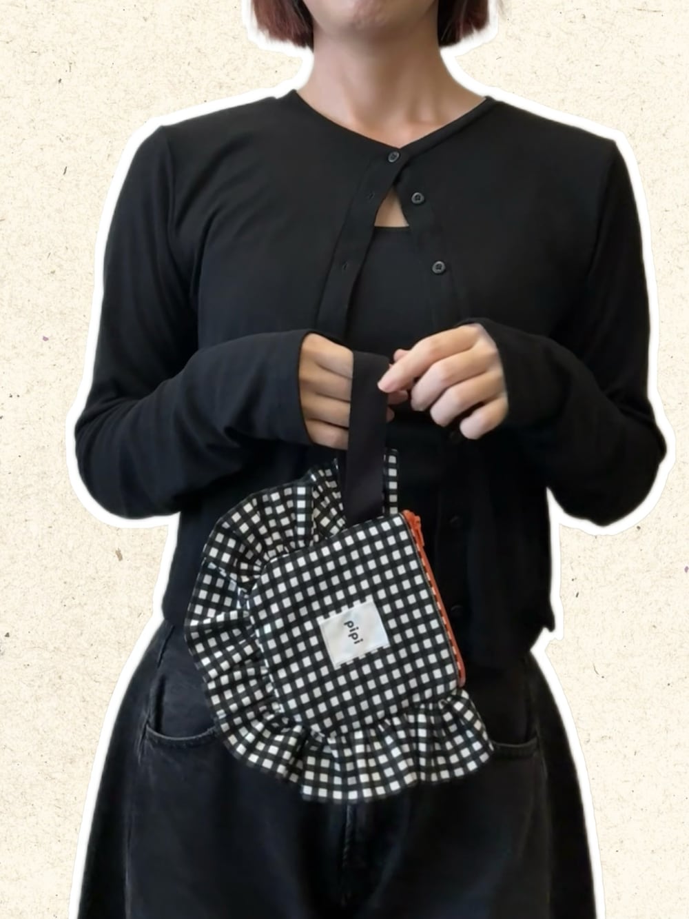 ブラック系のカーディガン/ボレロ、ブラック系のデニムパンツ、その他のバッグを着用したレディースの秋コーディネートの2枚目の写真