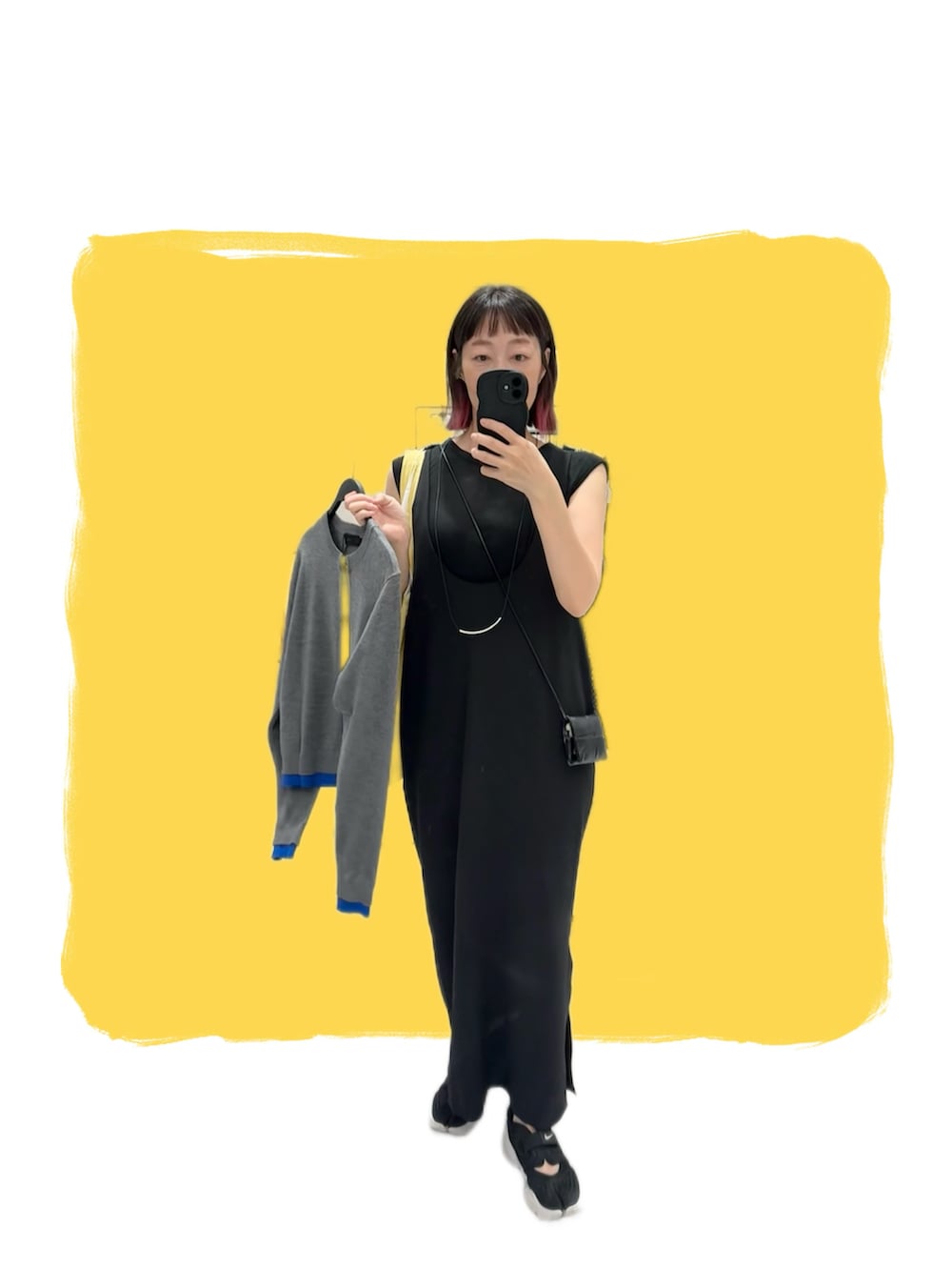 ブラック系のスニーカー、ブラック系のショルダーバッグ、ブラック系のTシャツ/カットソーを着用したレディースの夏コーディネートの2枚目の写真