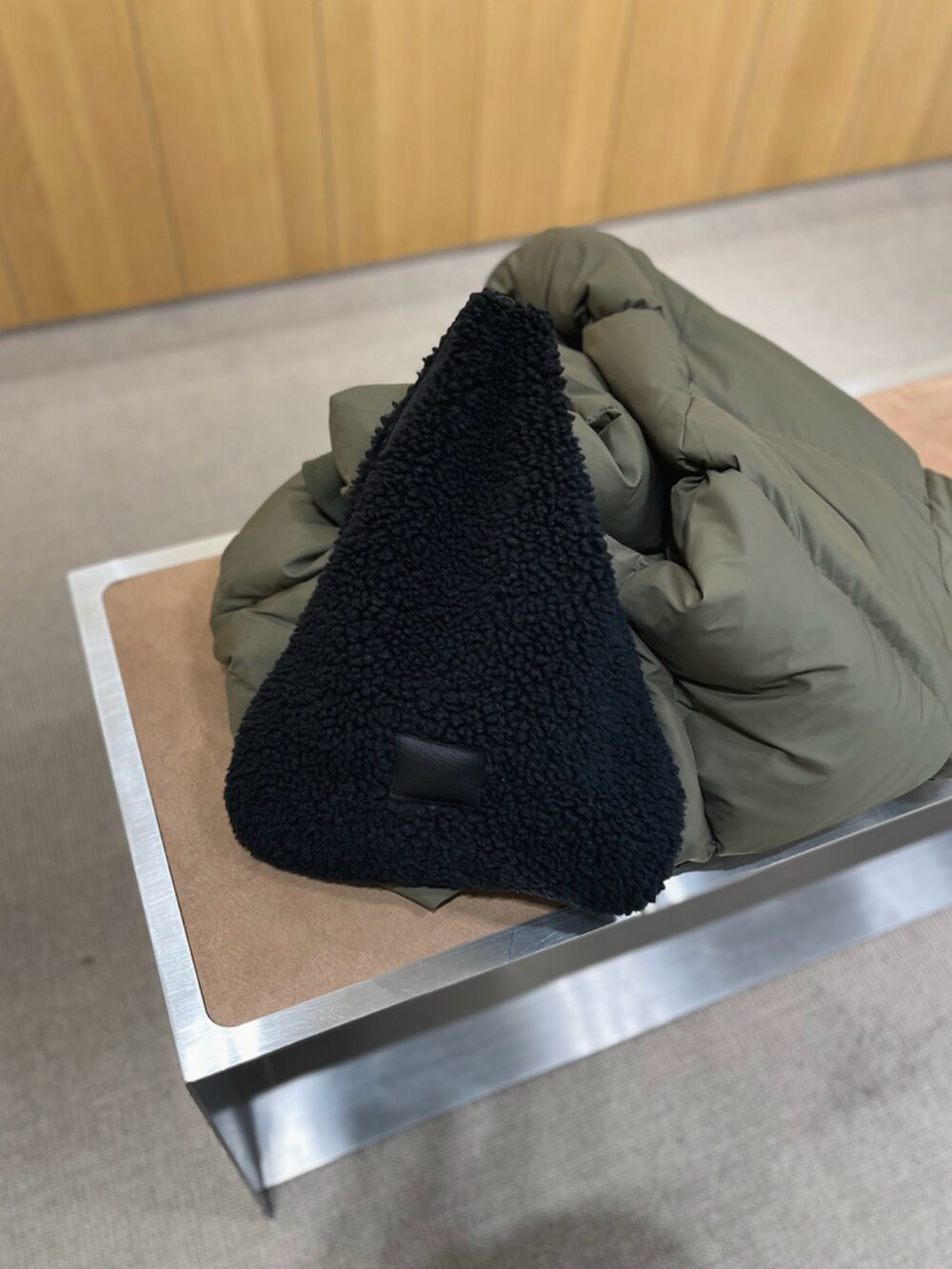 ブラック系のショルダーバッグ、ブラック系のスカート、ブラック系のバッグを着用したレディースの冬コーディネートの3枚目の写真