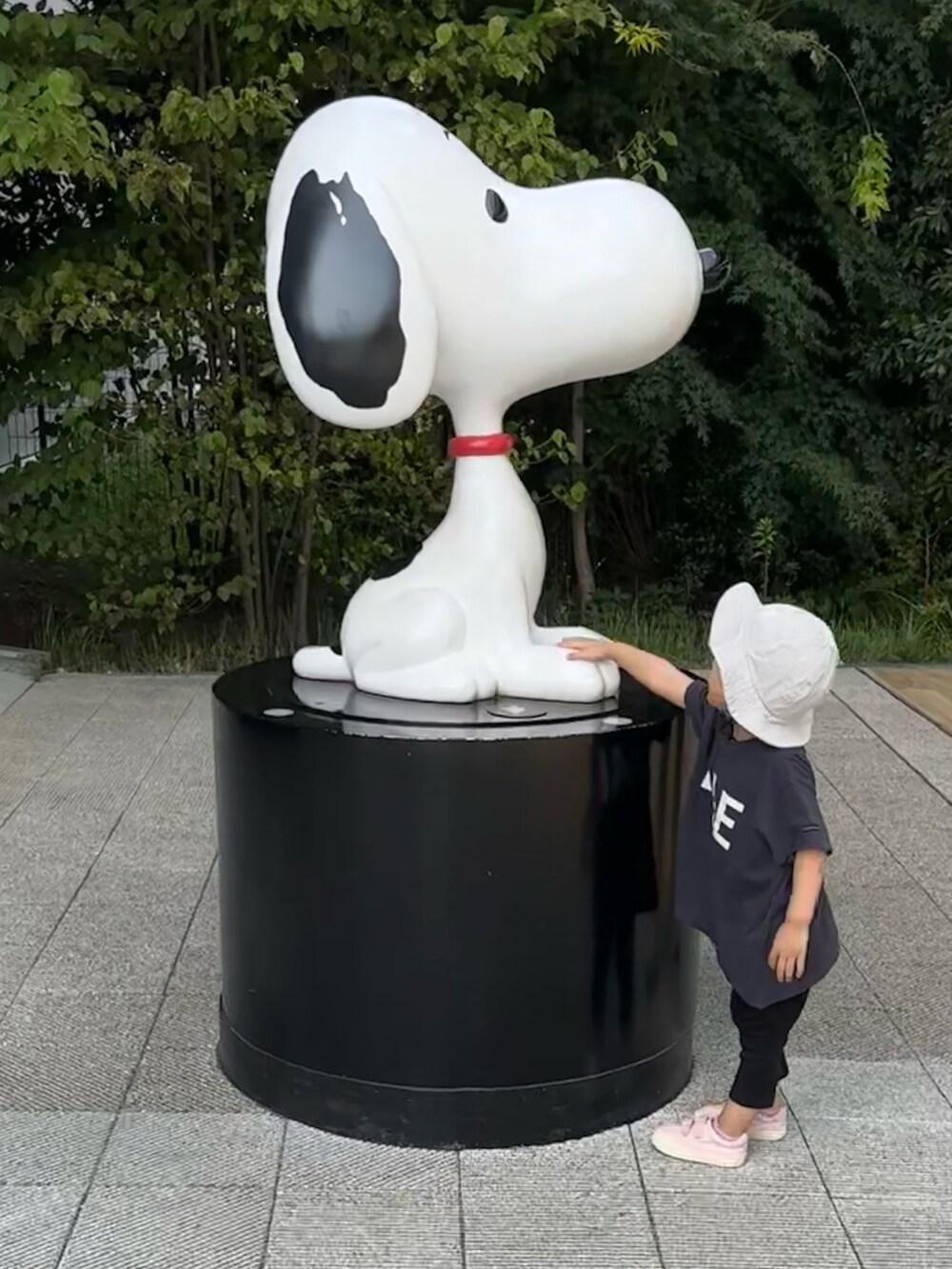 ピンク系のスニーカー、グレー系のTシャツ/カットソー、ブラック系のその他パンツを着用したレディースの夏コーディネートの3枚目の写真