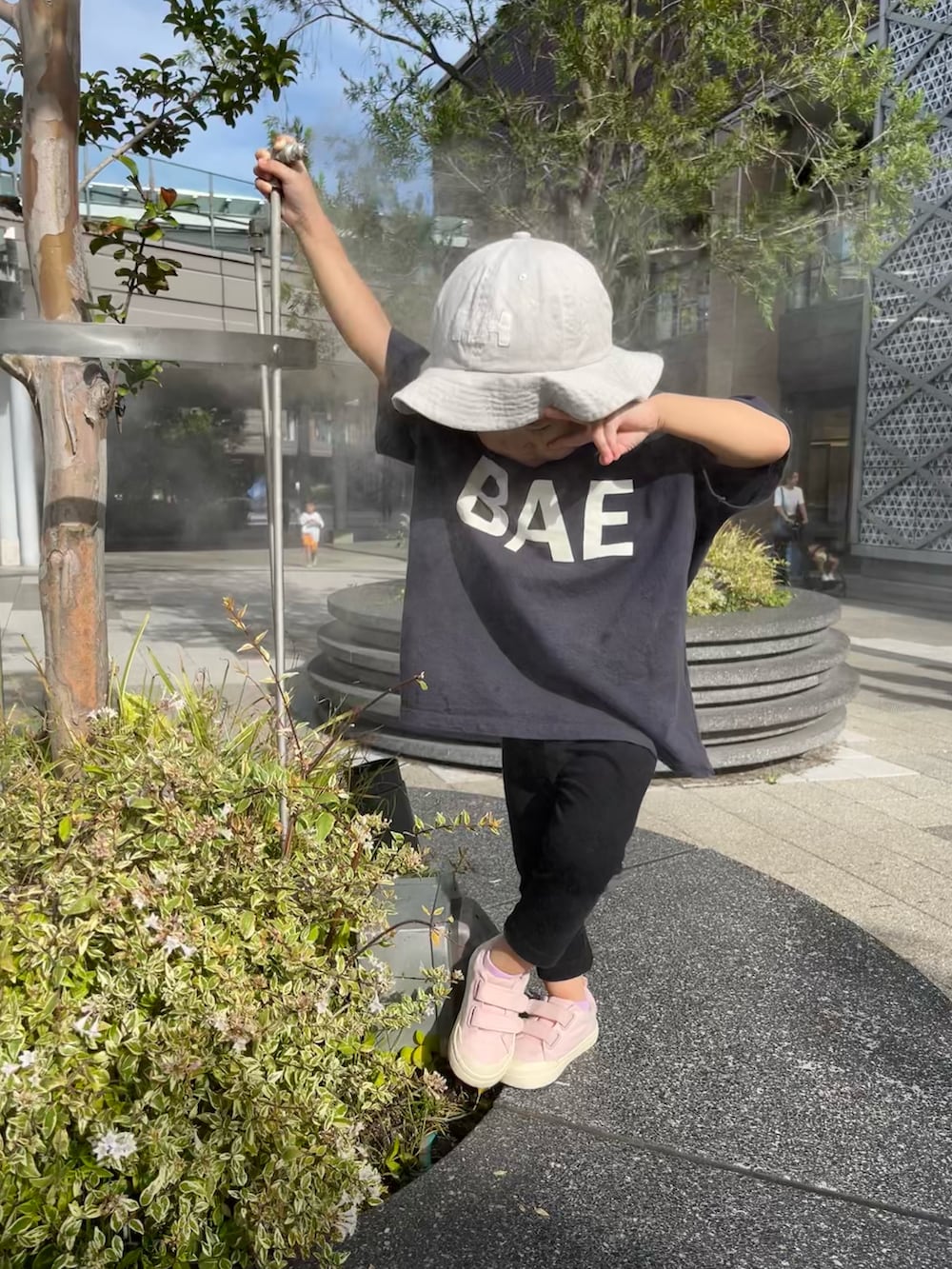 ピンク系のスニーカー、グレー系のTシャツ/カットソー、ブラック系のその他パンツを着用したレディースの夏コーディネートの2枚目の写真