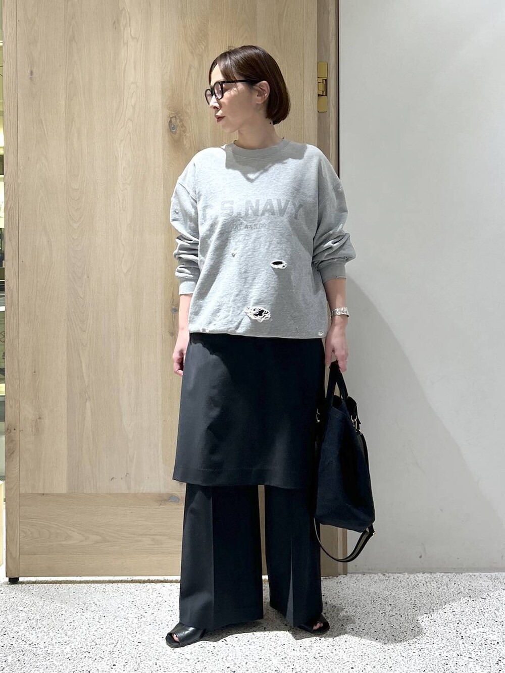 ブラック系のトートバッグ、ブラック系のその他パンツ、シルバー系のバングル/リストバンドを着用したレディースの冬コーディネートの5枚目の写真