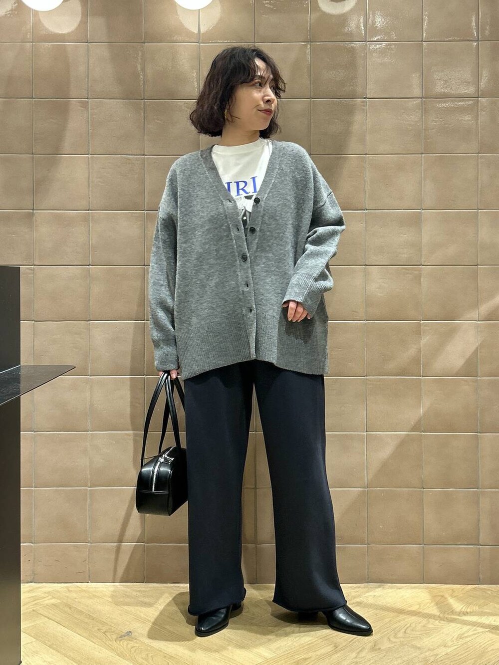 「ワントーン、ベーシック/シンプル、カジュアル、ママコーデ、SNAP_apart by lowrys、骨格ストレート、apart by lowrys、ニット、カーディガン、ロンT、スウェットパンツ、バッグ、ブーツ」｜「A part byのカシミヤコンBIG Vネックカーディガン（カーディガン/ボレロ、グレー系）」を使った、yato-miさん（レディース・158cm）の冬コーディネートの5枚目の写真