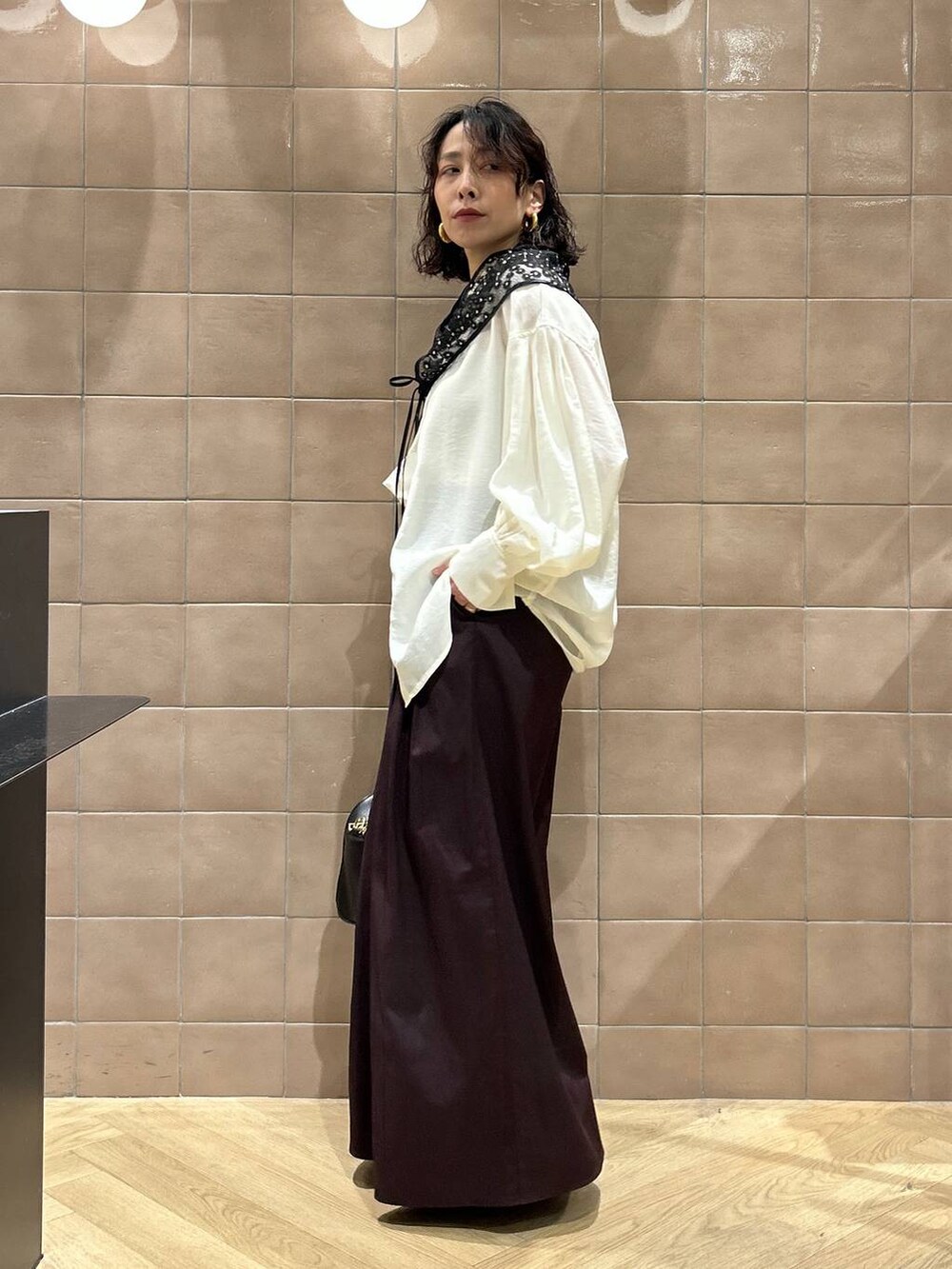 「ワントーン、ベーシック/シンプル、カジュアル、ママコーデ、SNAP_apart by lowrys、骨格ストレート、apart by lowrys、シャツ、パンツ、スカーフ、サンダル、バッグ」｜「A part byのシアーオーバーシャツ（シャツ/ブラウス、ホワイト系）」を使った、yato-miさん（レディース・158cm）の春コーディネートの2枚目の写真