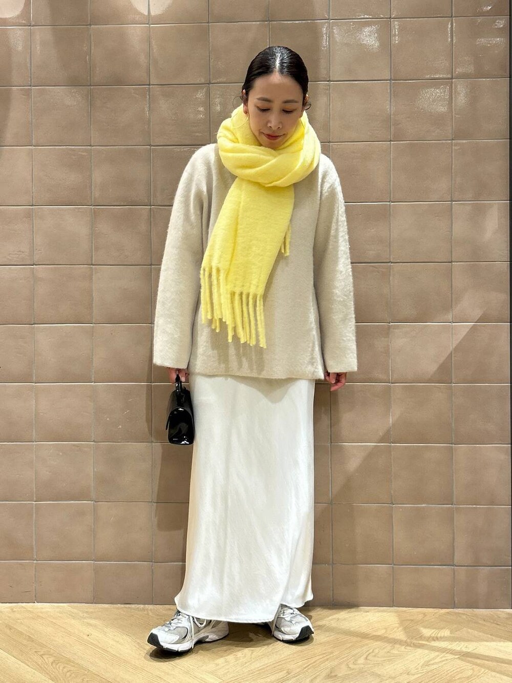「ワントーン、ベーシック/シンプル、カジュアル、ママコーデ、SNAP_apart by lowrys、骨格ストレート、apart by lowrys、ストール、ニット、スカート、バッグ」｜「A part byのエナメルミニバッグ（ショルダーバッグ、ブラック系）」を使った、yato-miさん（レディース・158cm）の秋コーディネートの3枚目の写真