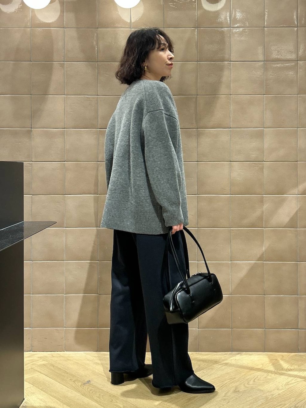 「ワントーン、ベーシック/シンプル、カジュアル、ママコーデ、SNAP_apart by lowrys、骨格ストレート、apart by lowrys、ニット、カーディガン、ロンT、スウェットパンツ、バッグ、ブーツ」｜「A part byのカシミヤコンBIG Vネックカーディガン（カーディガン/ボレロ、グレー系）」を使った、yato-miさん（レディース・158cm）の冬コーディネートの4枚目の写真