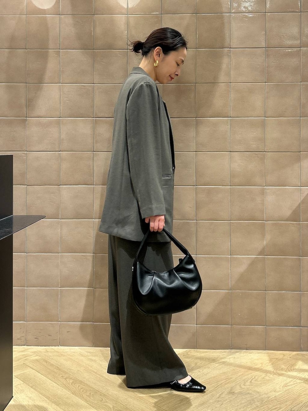 「ワントーン、ベーシック/シンプル、カジュアル、ママコーデ、SNAP_apart by lowrys、骨格ストレート、apart by lowrys、ジャケット、ジャケットスタイル、サロペット、パンプス、バッグ」｜「A part byのワンショルカナグツキバッグ（ハンドバッグ、ブラック系）」を使った、yato-miさん（レディース・158cm）の春コーディネートの4枚目の写真