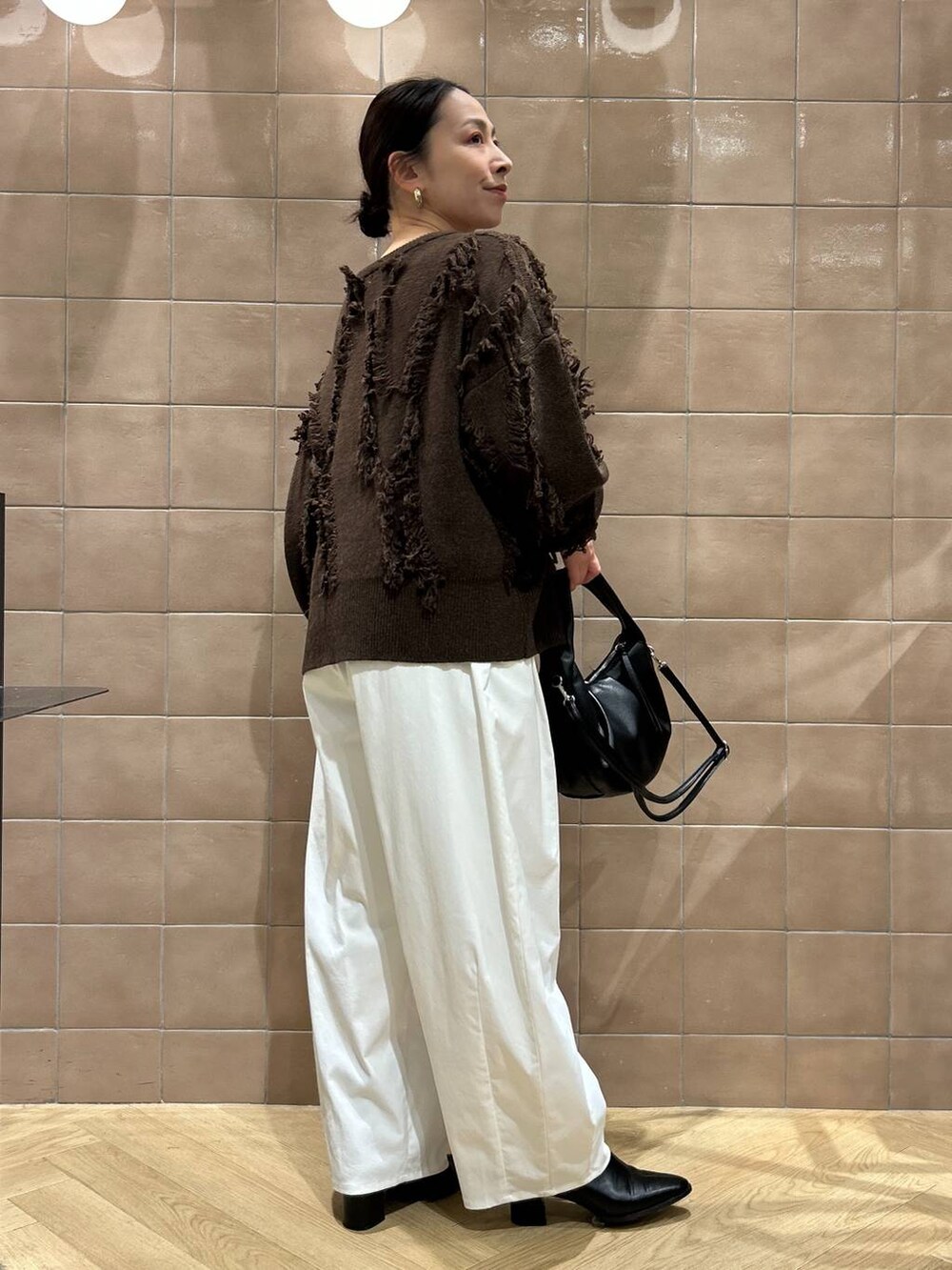 「ワントーン、ベーシック/シンプル、カジュアル、ママコーデ、SNAP_apart by lowrys、骨格ストレート、apart by lowrys、ニット、パンツ、バッグ、ブーツ」｜「A part byのワンショルカナグツキバッグ（ハンドバッグ、ブラック系）」を使った、yato-miさん（レディース・158cm）の冬コーディネートの4枚目の写真