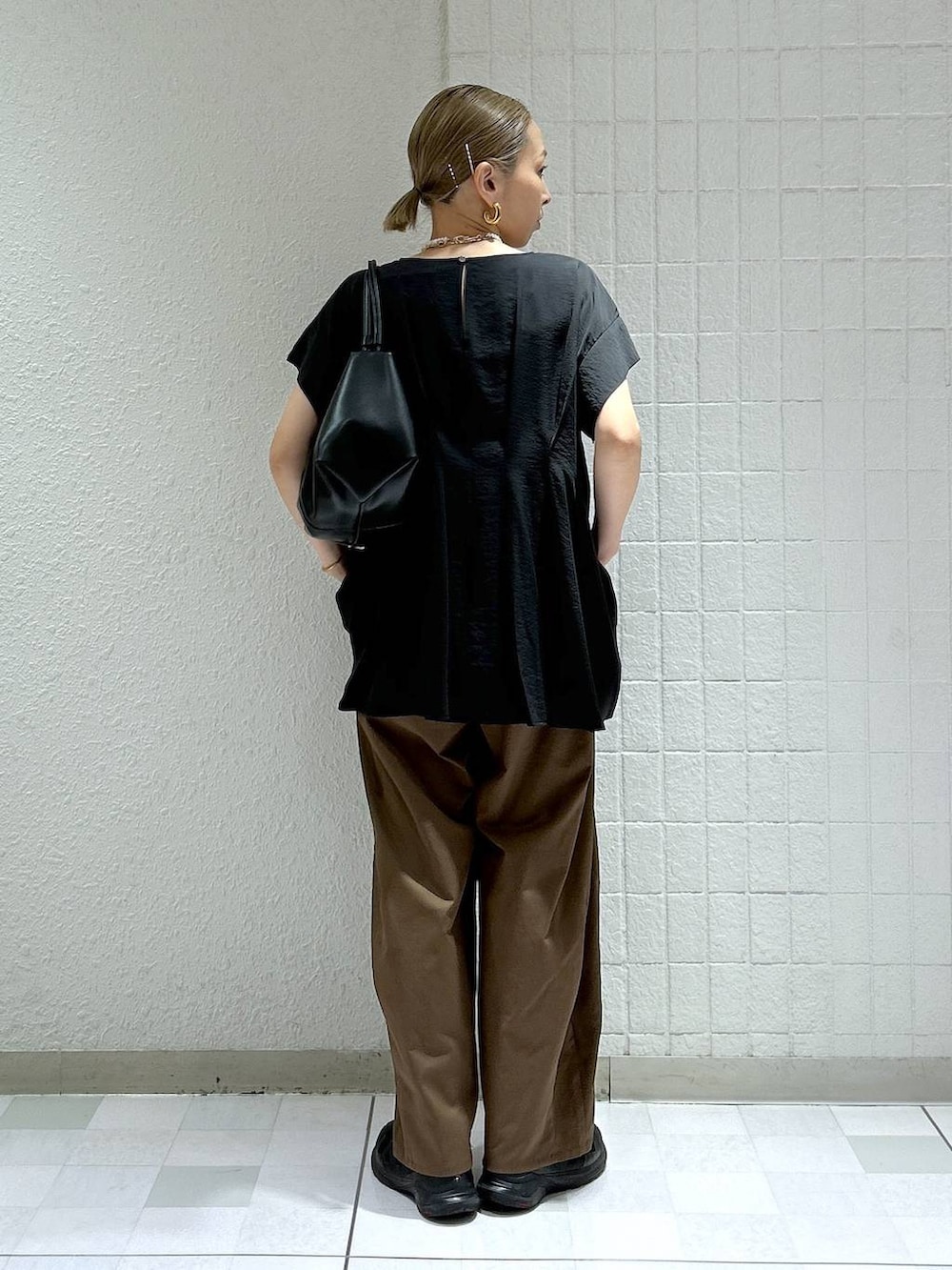 ブラック系のシャツ/ブラウス、ブラック系のショルダーバッグ、ブラウン系のその他パンツを着用したレディースの夏コーディネートの6枚目の写真