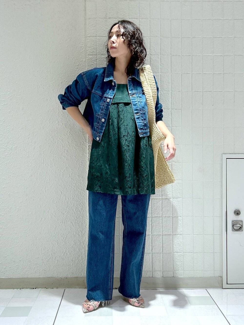 「ワントーン、ベーシック/シンプル、カジュアル、ママコーデ、SNAP_apart by lowrys、骨格ストレート、apart by lowrys、デニムジャケット、ジャケット、デニムパンツ、ワンピース、パンプス、バッグ」｜「A part byのペーパーマルシェバッグ（トートバッグ、ベージュ系）」を使った、yato-miさん（レディース・158cm）の夏コーディネートの5枚目の写真