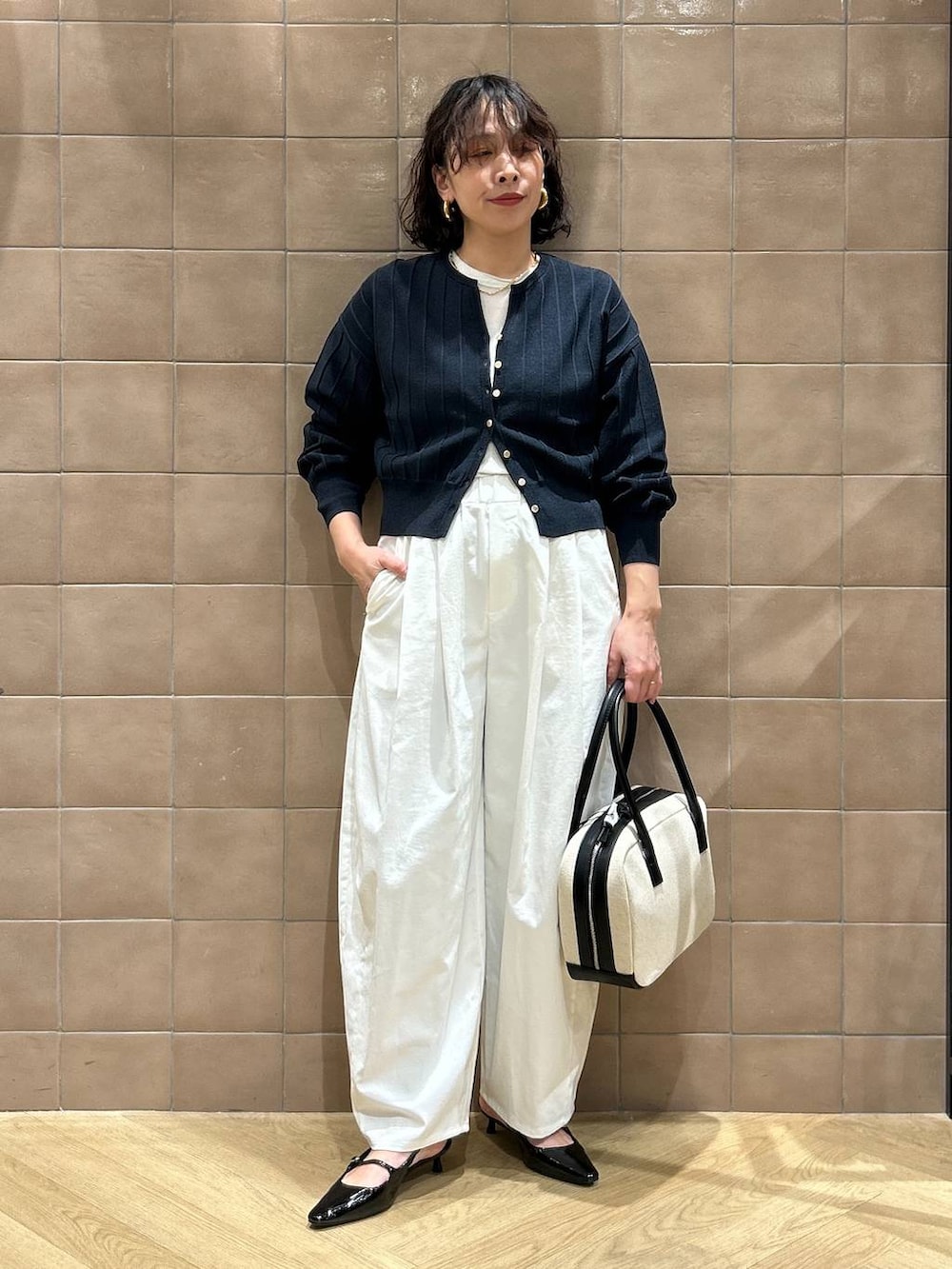 「ワントーン、ベーシック/シンプル、カジュアル、ママコーデ、SNAP_apart by lowrys、骨格ストレート、apart by lowrys、カーディガン、パンツ、バッグ、パンプス」｜「A part byのアイレットアミショートカーディガン（カーディガン/ボレロ、ブルー系）」を使った、yato-miさん（レディース・158cm）の冬コーディネートの6枚目の写真