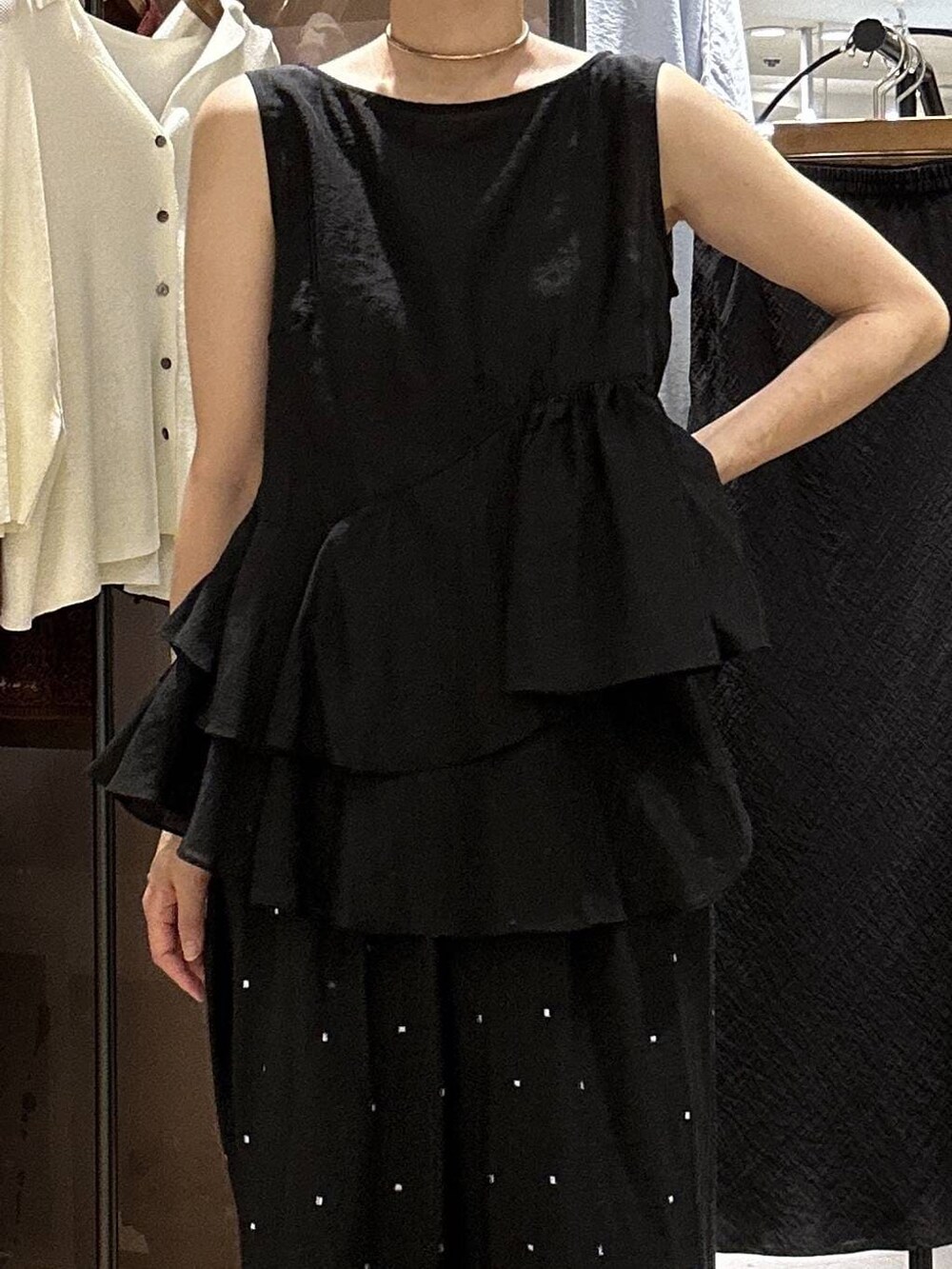 ブラック系のその他パンツ、ブラック系のシャツ/ブラウス、グレー系のサングラスを着用したレディースの夏コーディネートの2枚目の写真