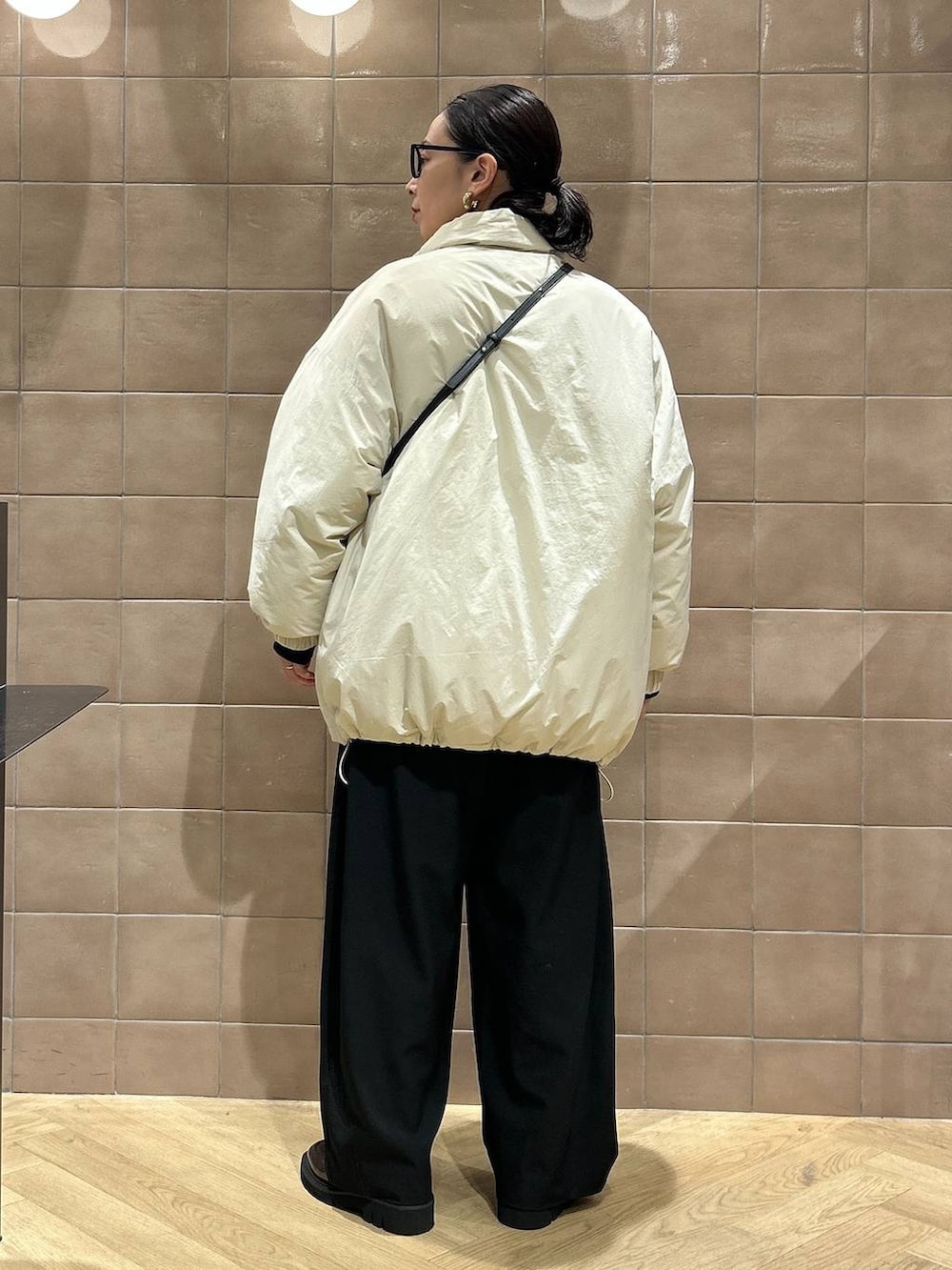「ワントーン、ベーシック/シンプル、カジュアル、ママコーデ、SNAP_apart by lowrys、骨格ストレート、apart by lowrys、スウェット、ブルゾン、エアサーマル、パンツ、ローファー、バッグ」｜「A part byのエアサーマルスタントブルゾン（ダウンジャケット/コート、ホワイト系）」を使った、yato-miさん（レディース・158cm）の冬コーディネートの5枚目の写真