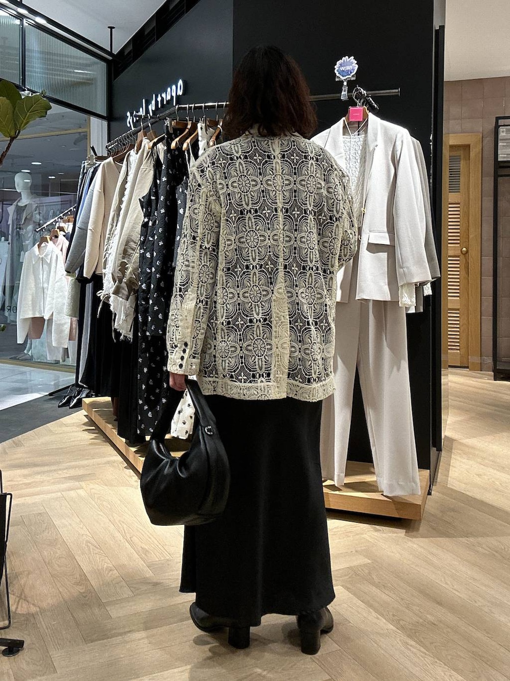 「ワントーン、ブーツ、バッグ、ベーシック/シンプル、カジュアル、ママコーデ、SNAP_apart by lowrys、骨格ストレート、apart by lowrys、ジャケット、ロンT、スカート」｜「A part byのブライトナロースカート（スカート、ブラック系）」を使った、yato-miさん（レディース・158cm）の春コーディネートの3枚目の写真