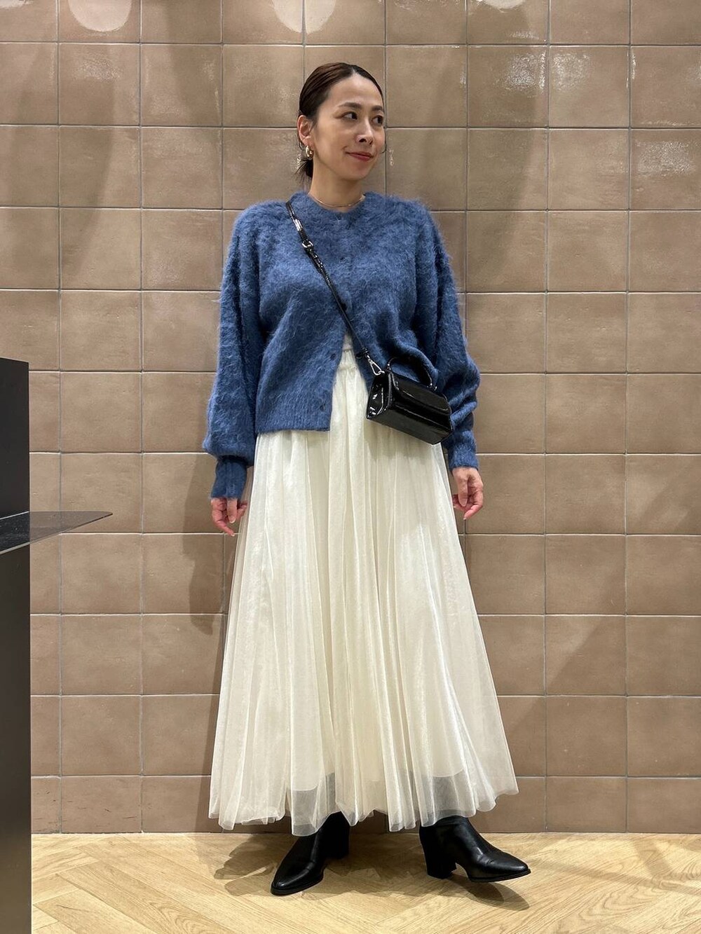 「カジュアル、ママコーデ、SNAP_apart by lowrys、apart by lowrys、ワントーン、ベーシック/シンプル、骨格ストレート、カーディガン、スカート、ブーツ、バッグ」｜「A part byのエナメルミニバッグ（ショルダーバッグ、ブラック系）」を使った、yato-miさん（レディース・158cm）の秋コーディネートの5枚目の写真